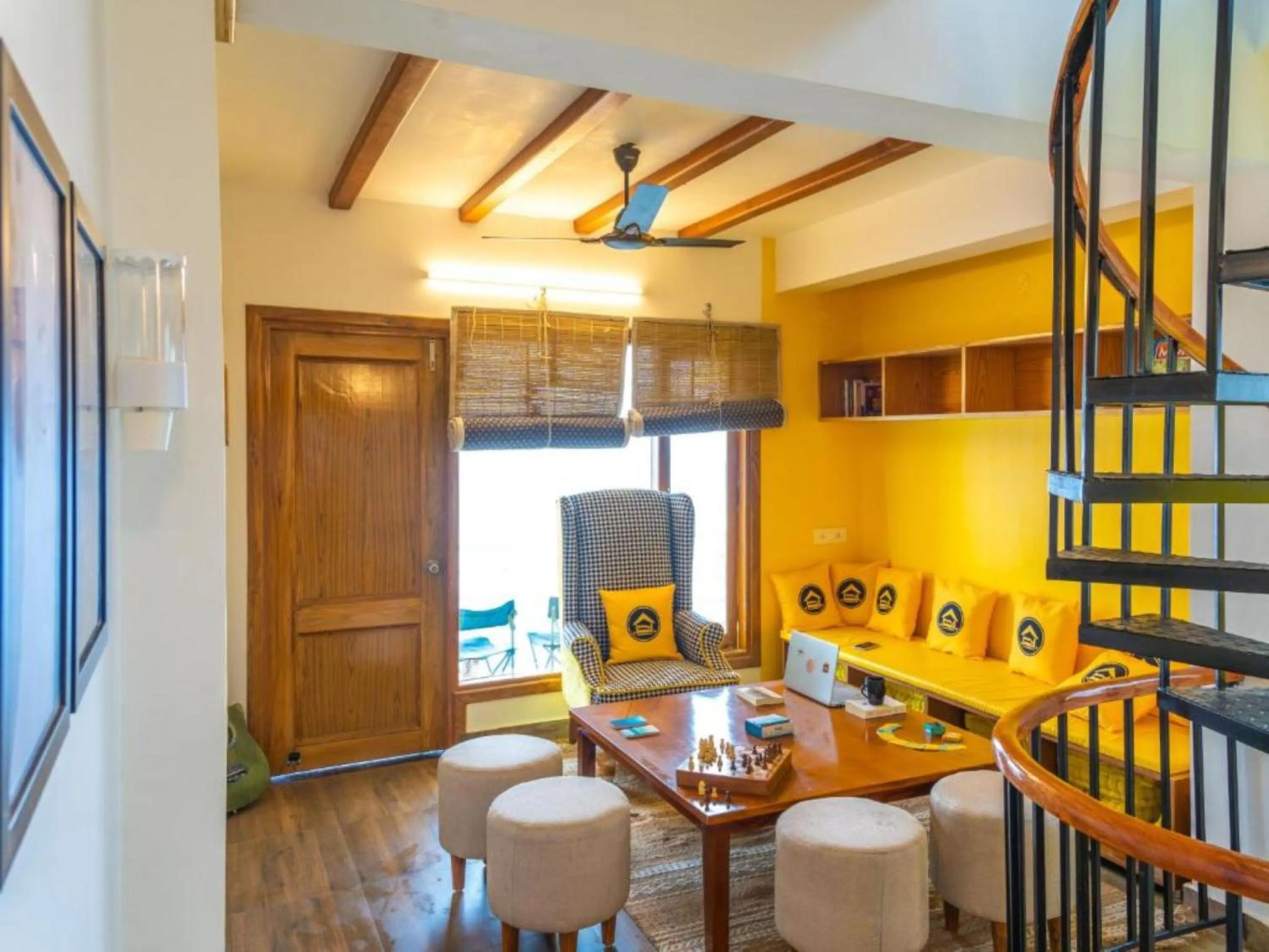 Living room in The Hosteller Mussoorie, Mall Road