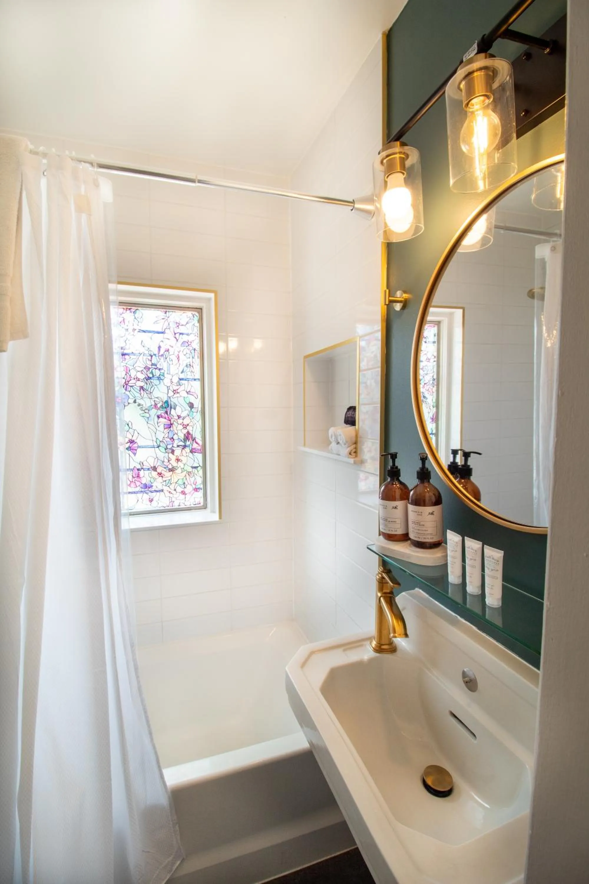 Bathroom in Hochelaga Inn