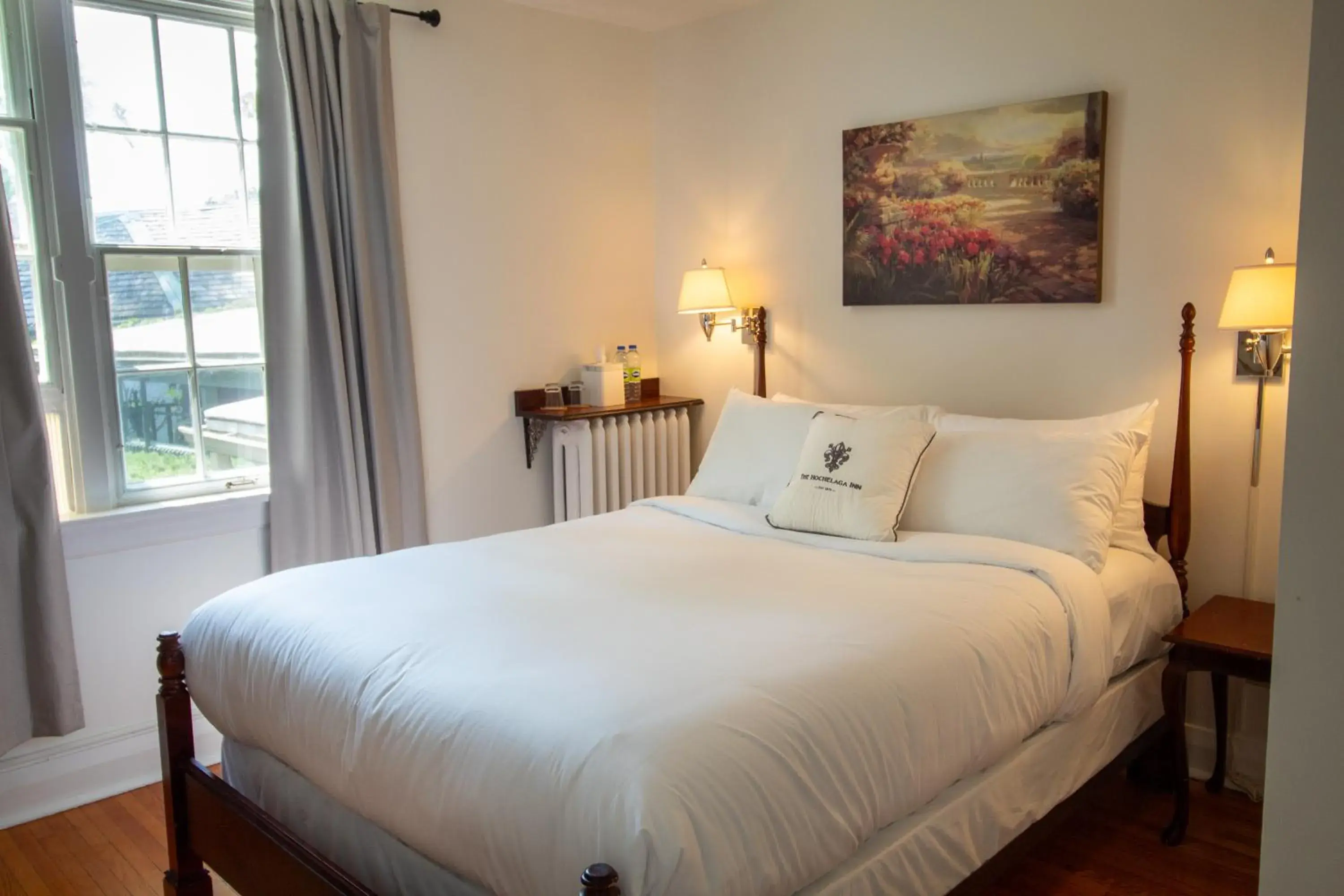 Cottage Queen - 1 Queen in Hochelaga Inn Cottage Queen - 1 Queen in Hochelaga Inn