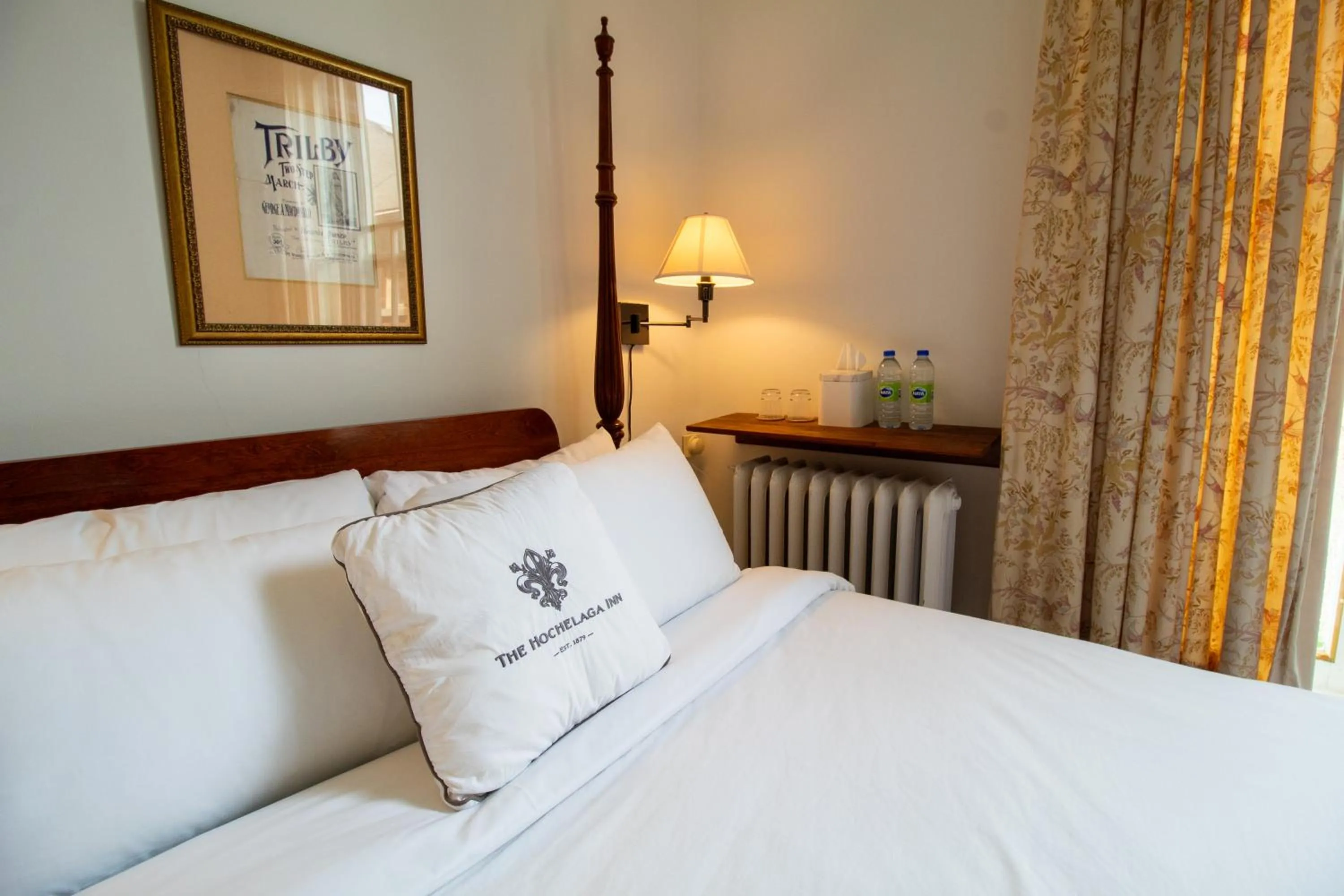 Bed in Hochelaga Inn