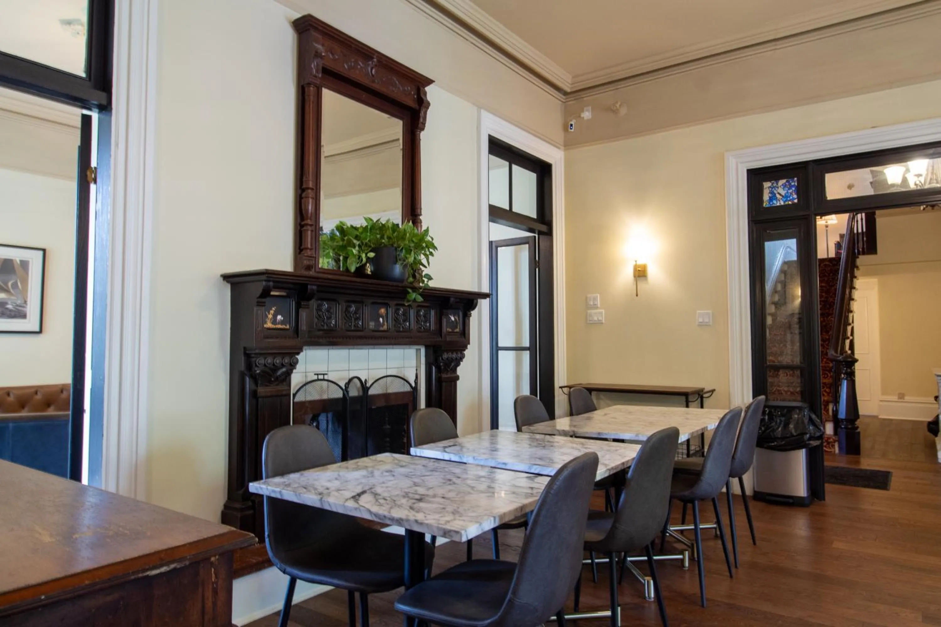 Dining area in Hochelaga Inn