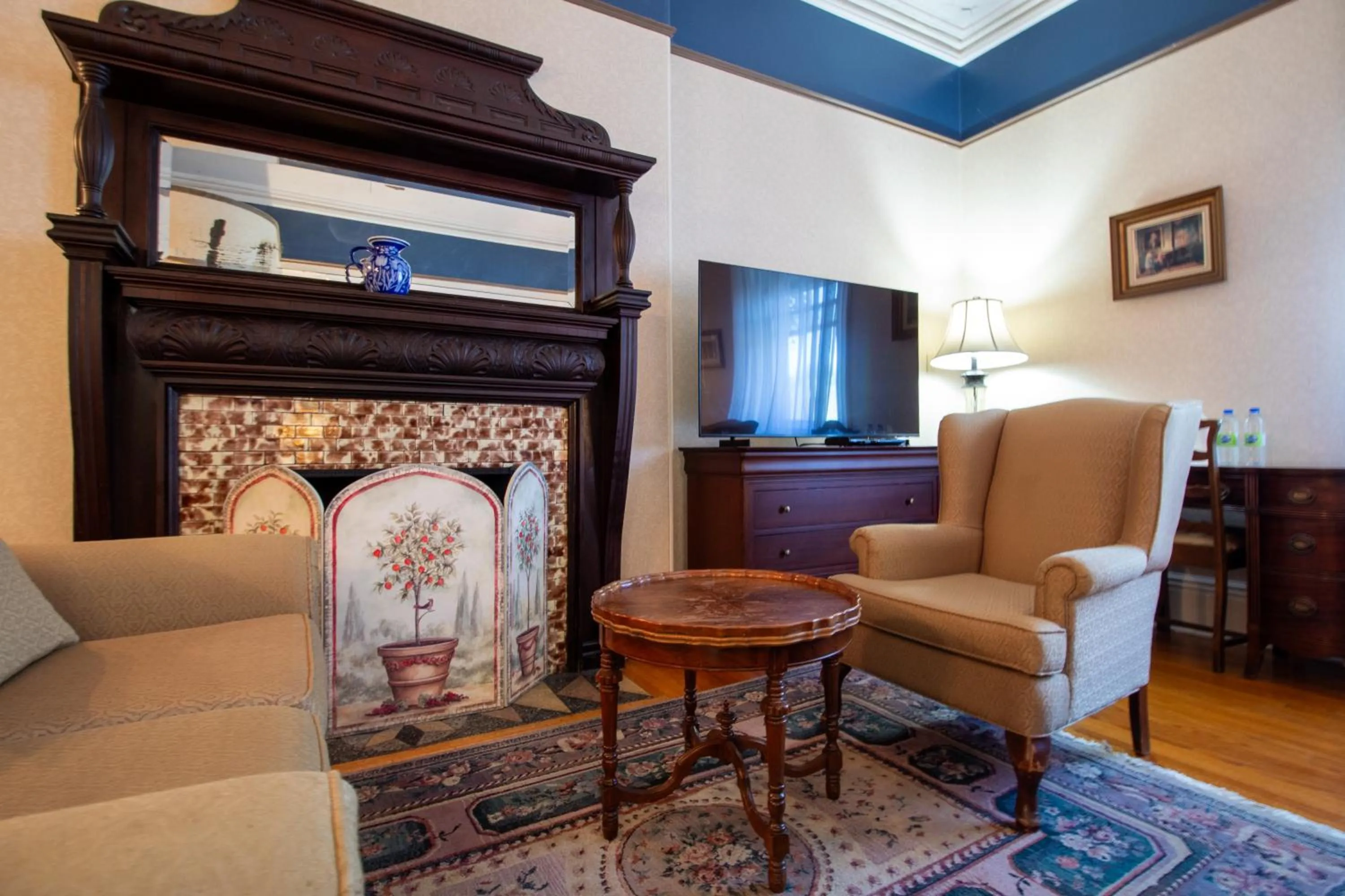 Seating area in Hochelaga Inn