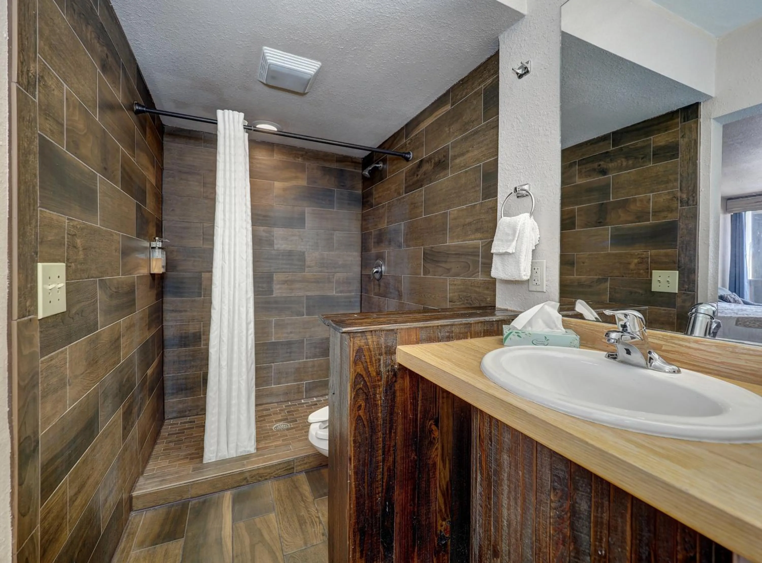 Shower in Hotel DeVille