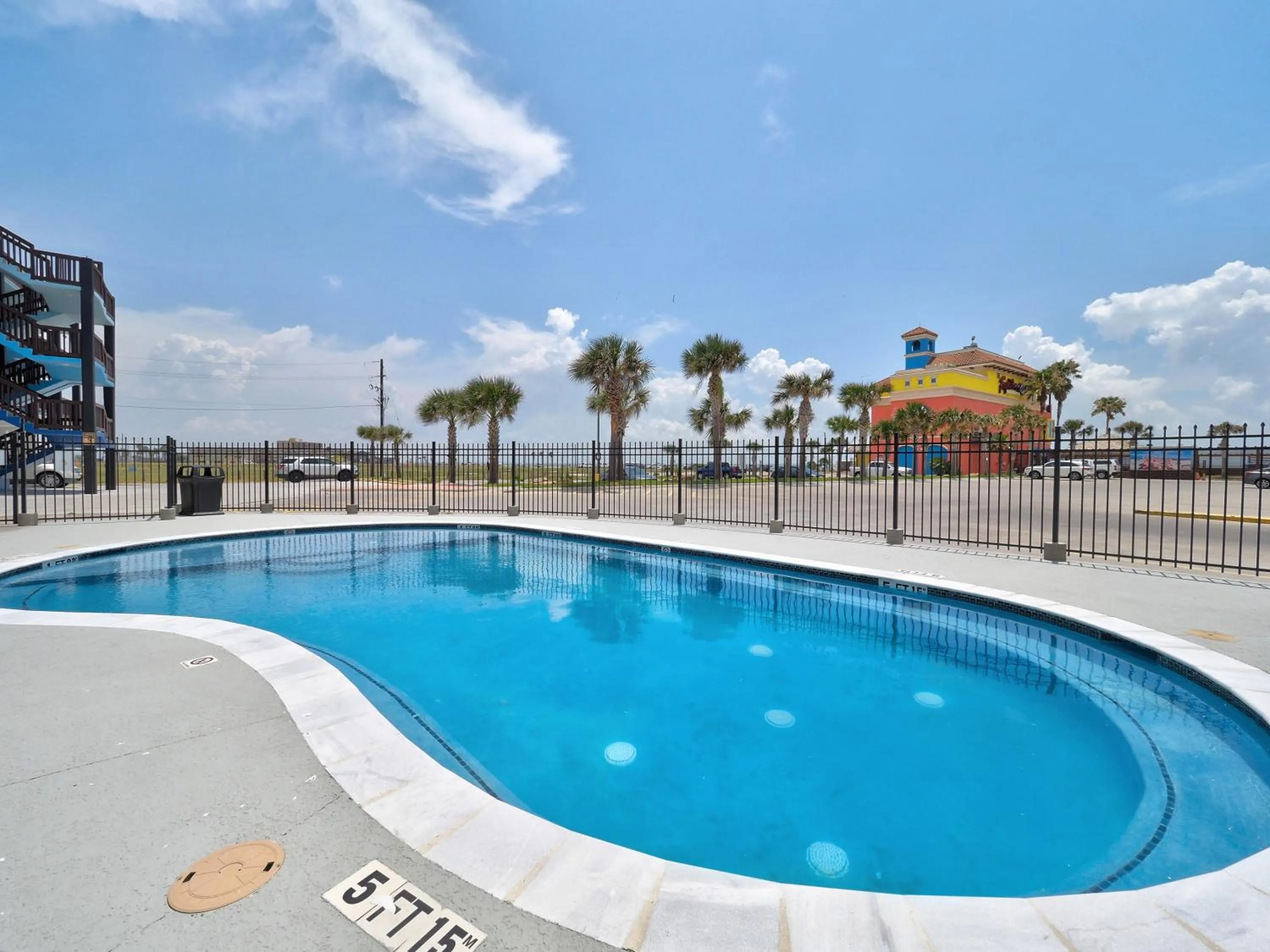 Swimming pool in Hotel DeVille