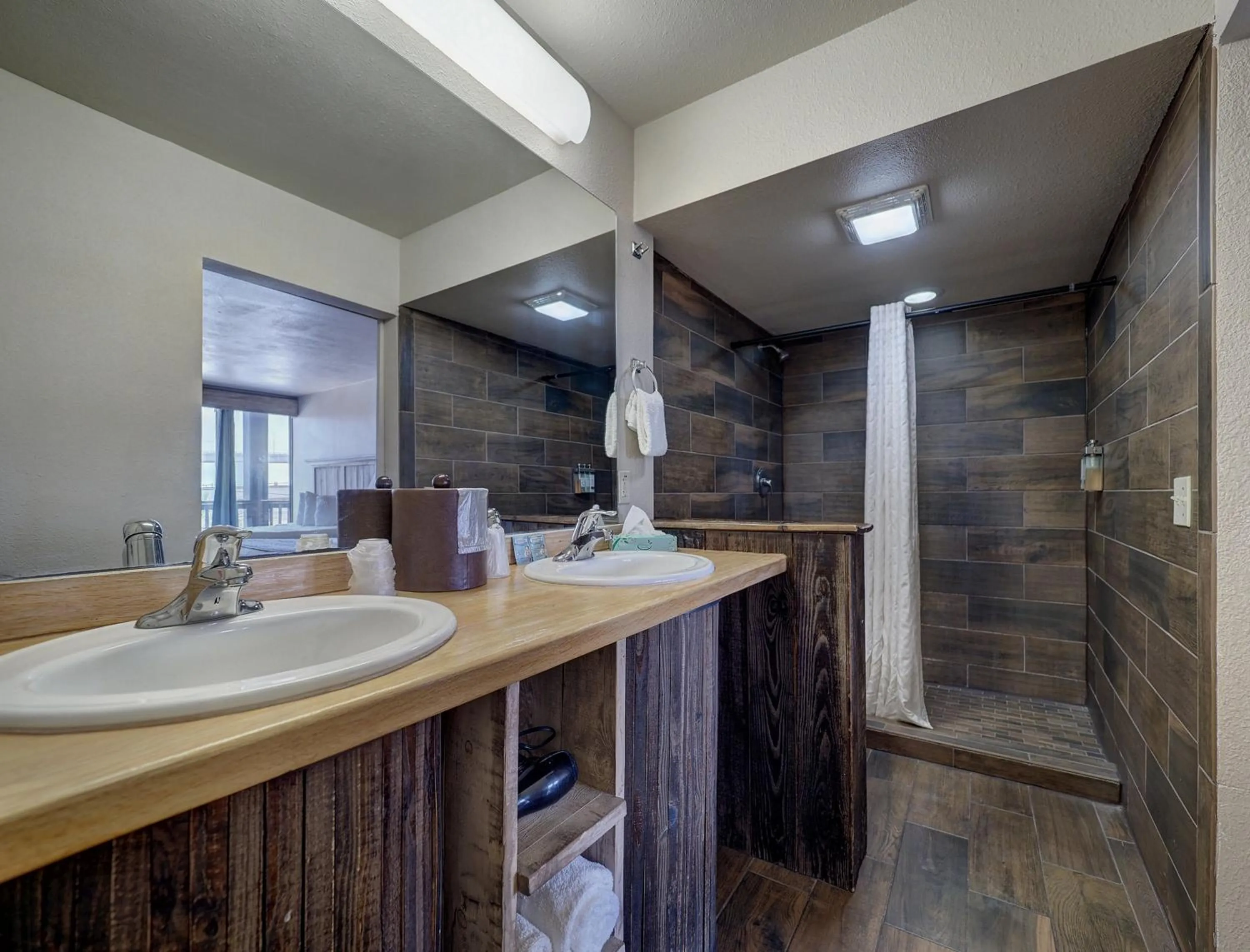 Shower in Hotel DeVille