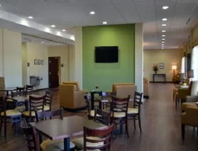 Communal lounge/ TV room in PetroStay Inn & Suites Cotulla