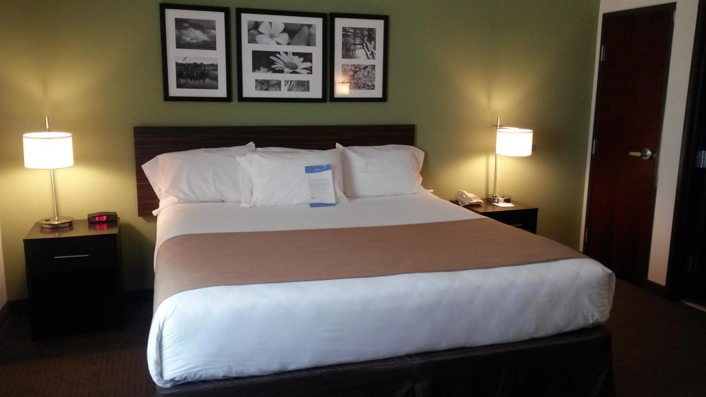 Bed in PetroStay Inn & Suites Cotulla