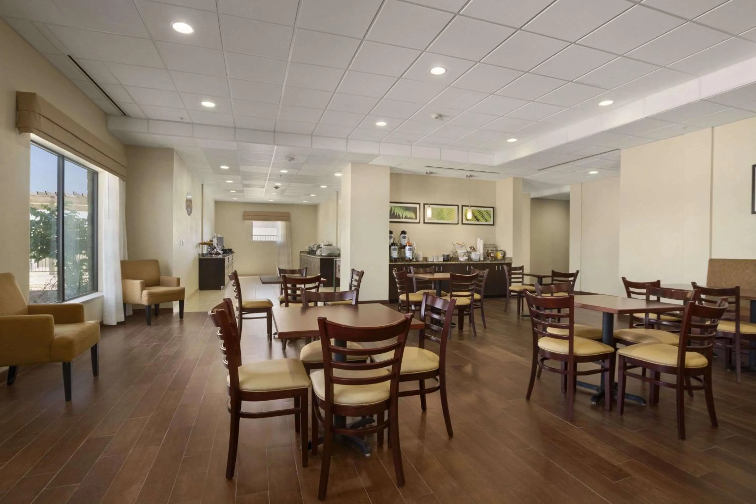 Restaurant/places to eat in PetroStay Inn & Suites Cotulla