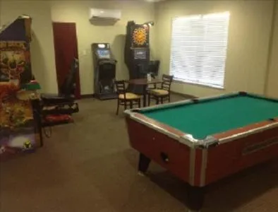 Communal lounge/ TV room in PetroStay Inn & Suites Cotulla