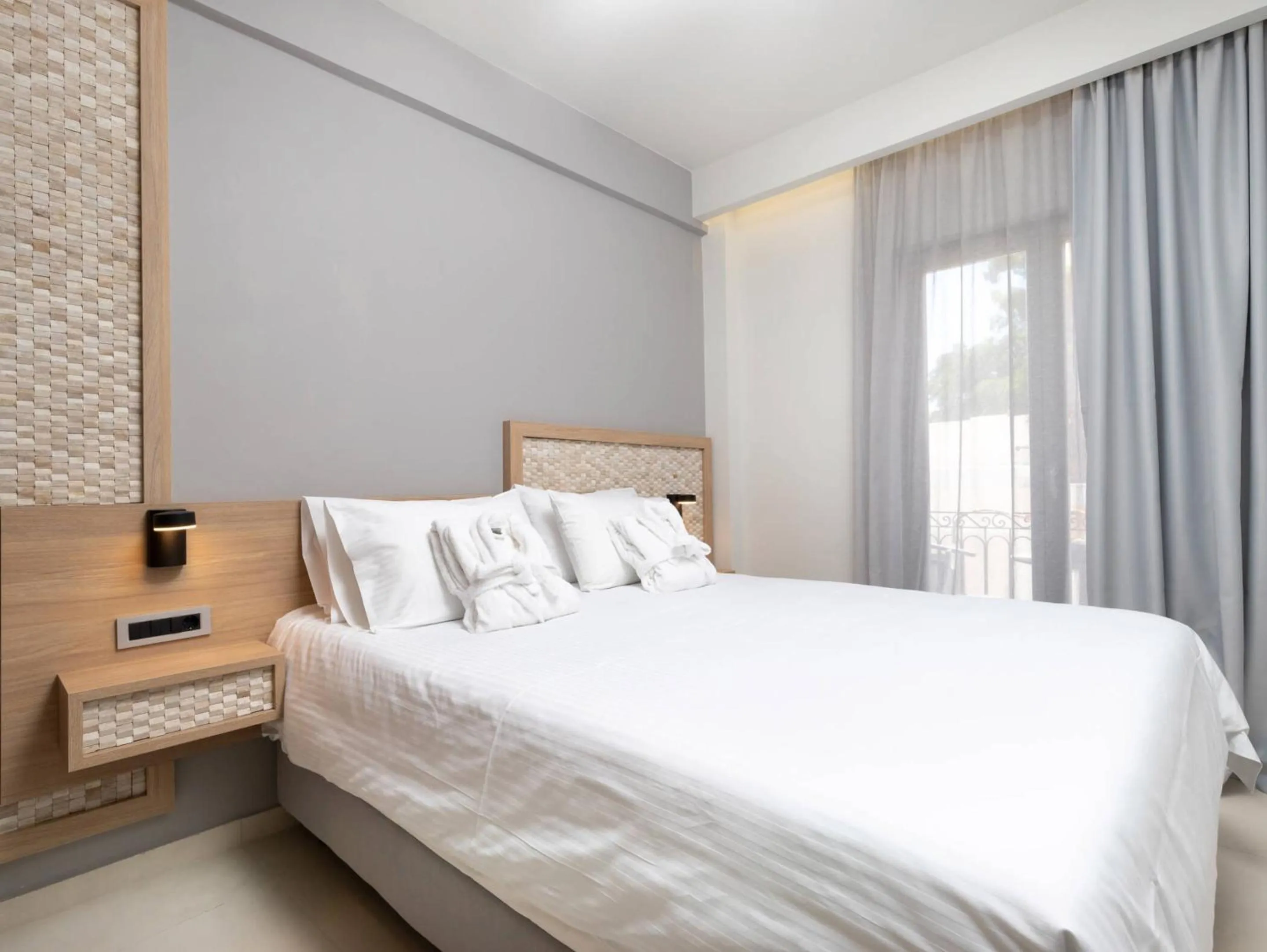 Bed in Metropolitan Pearl Boutique Hotel