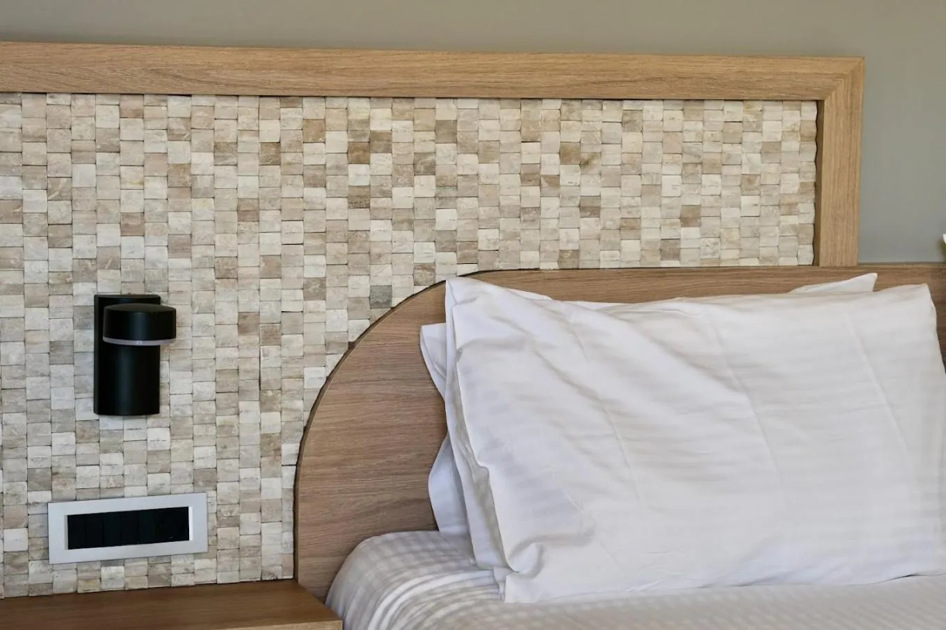 Bed in Metropolitan Pearl Boutique Hotel