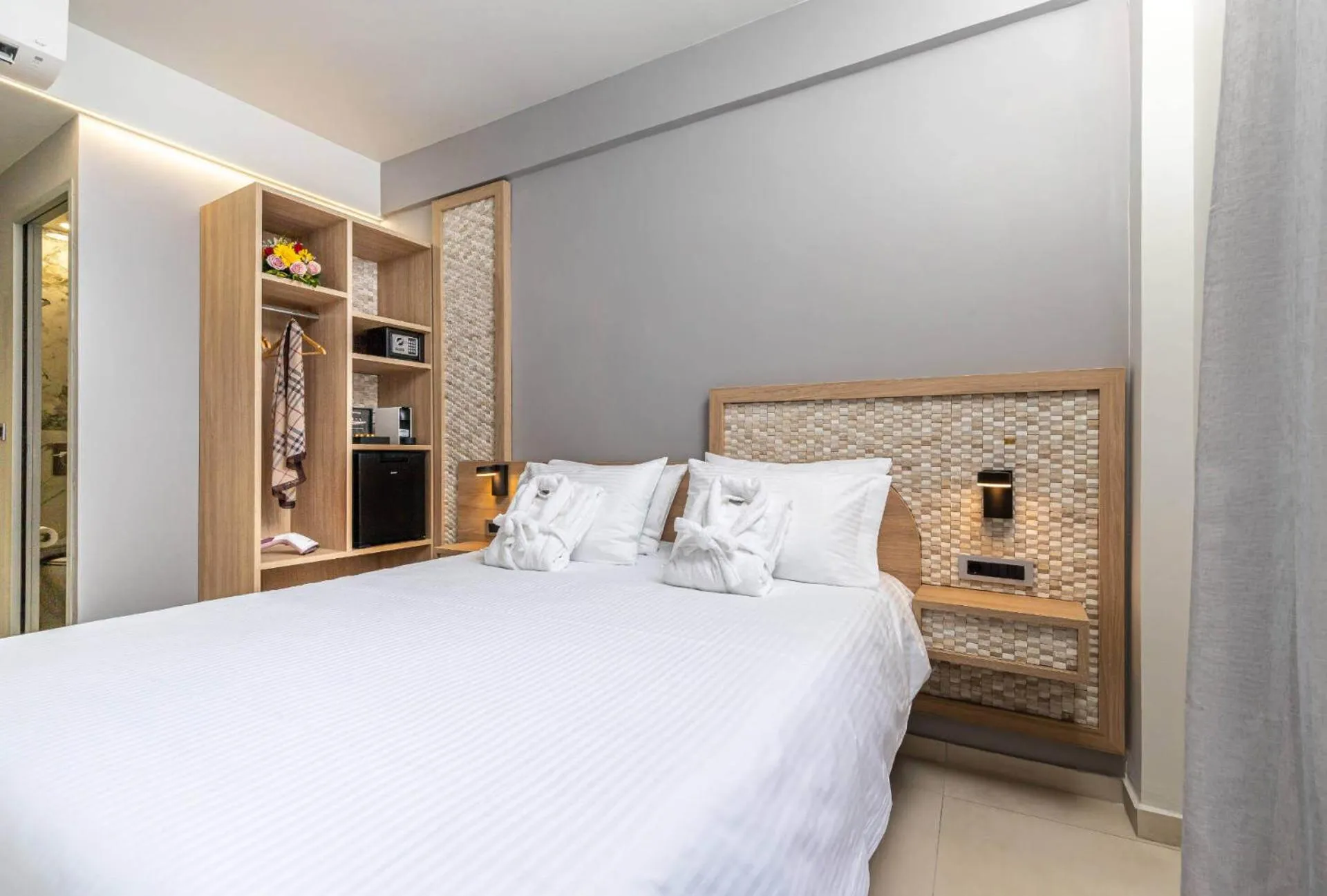 Bed in Metropolitan Pearl Boutique Hotel