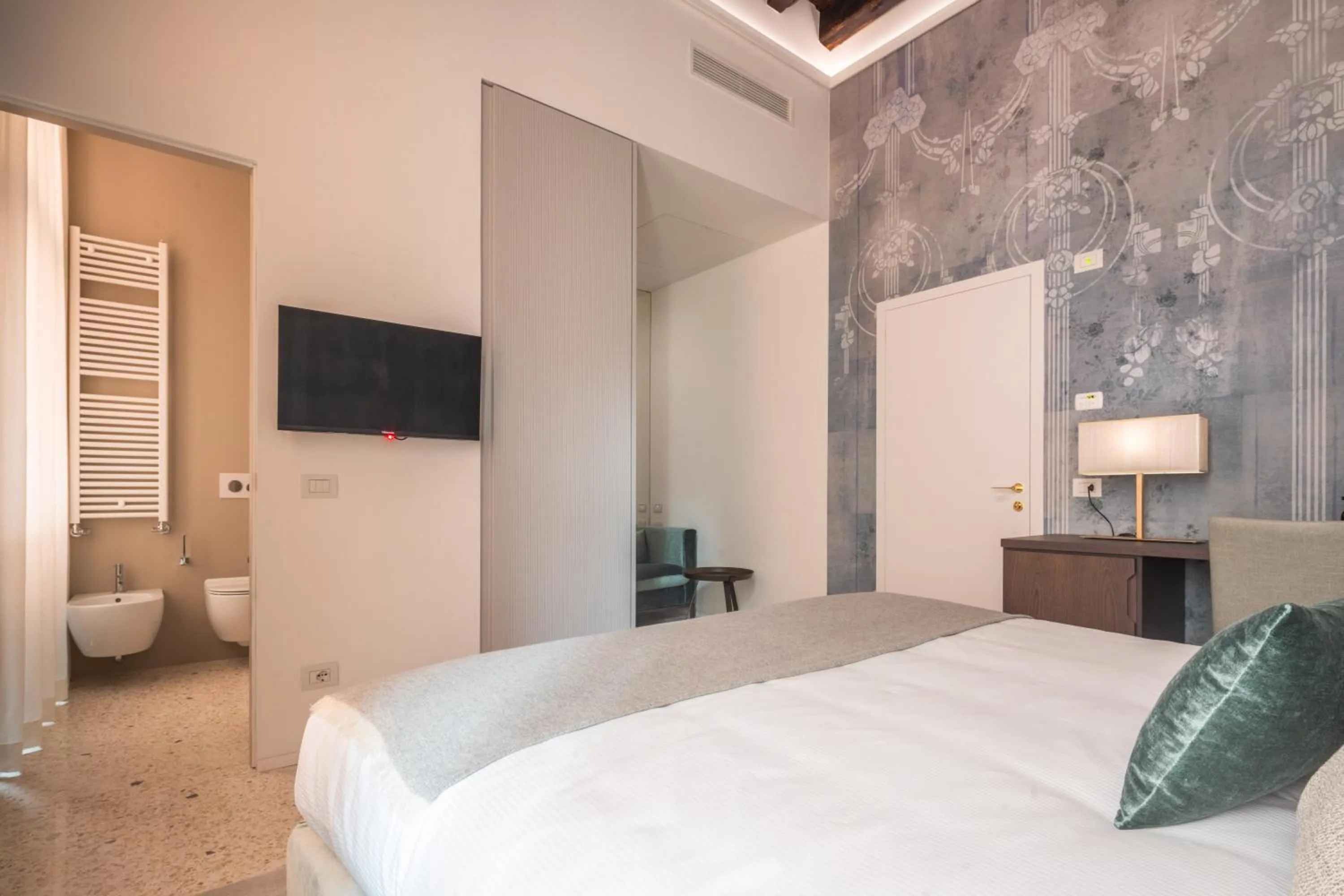 Photo of the whole room, Bed in Ninfea Luxury Suites