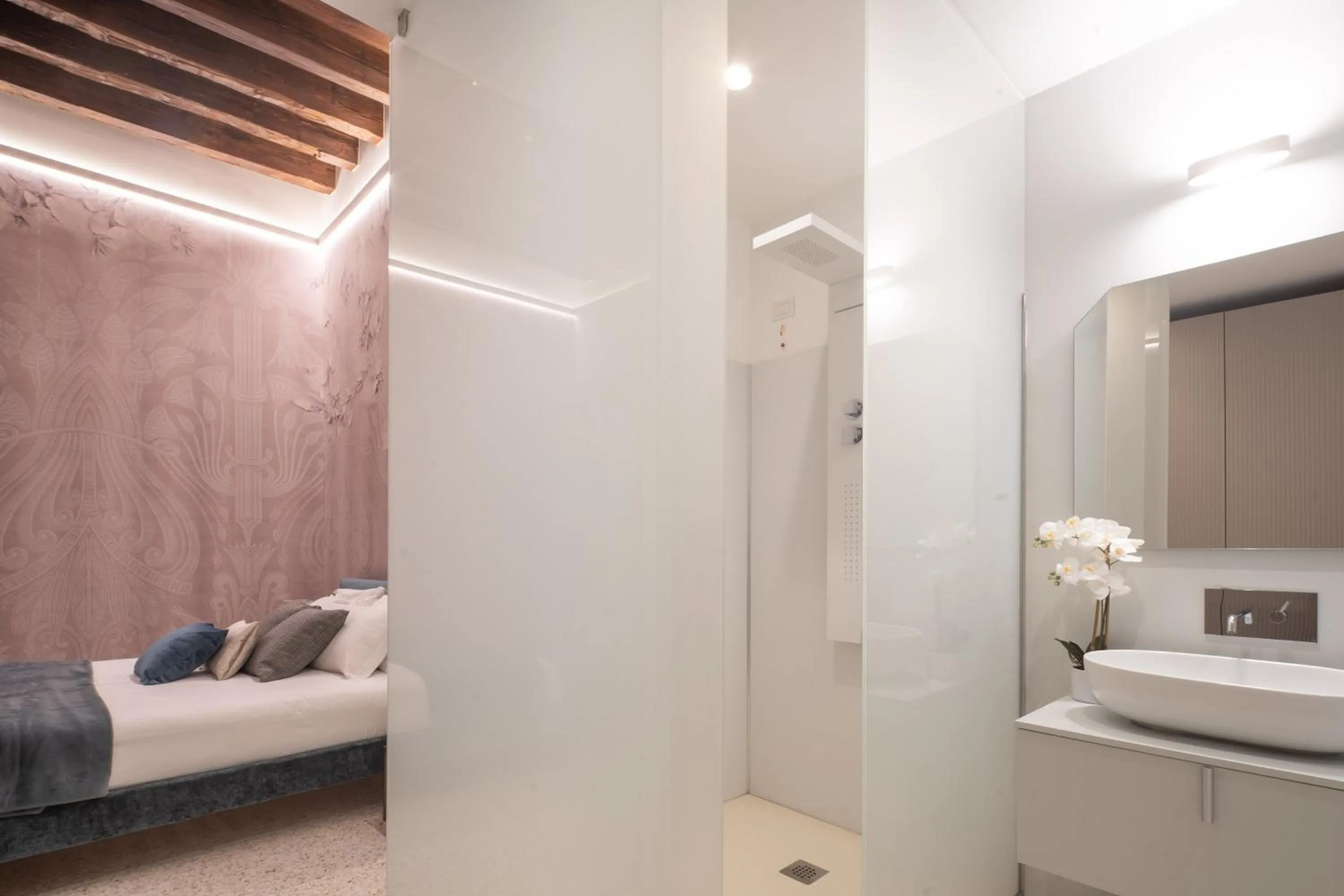 Photo of the whole room, Bed in Ninfea Luxury Suites