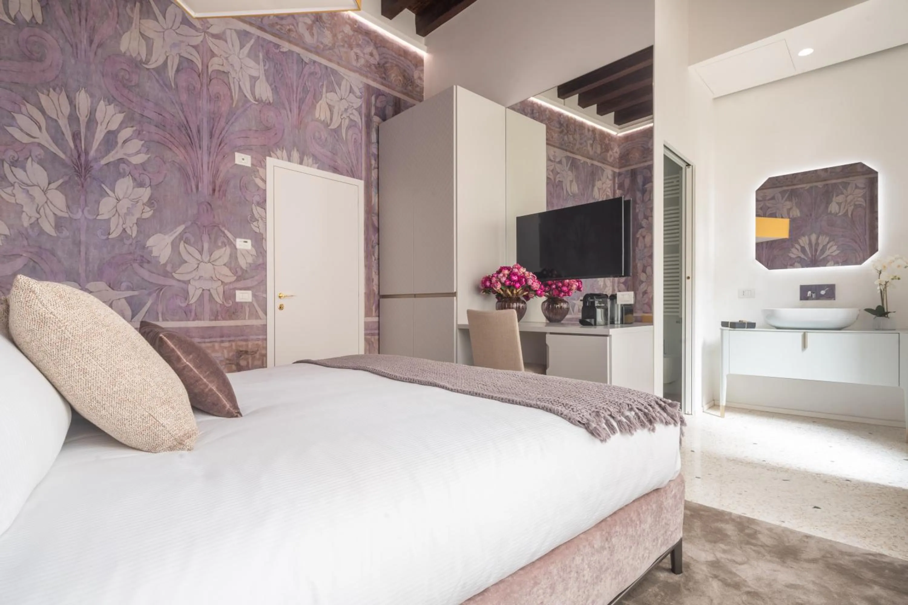 Photo of the whole room, Bed in Ninfea Luxury Suites