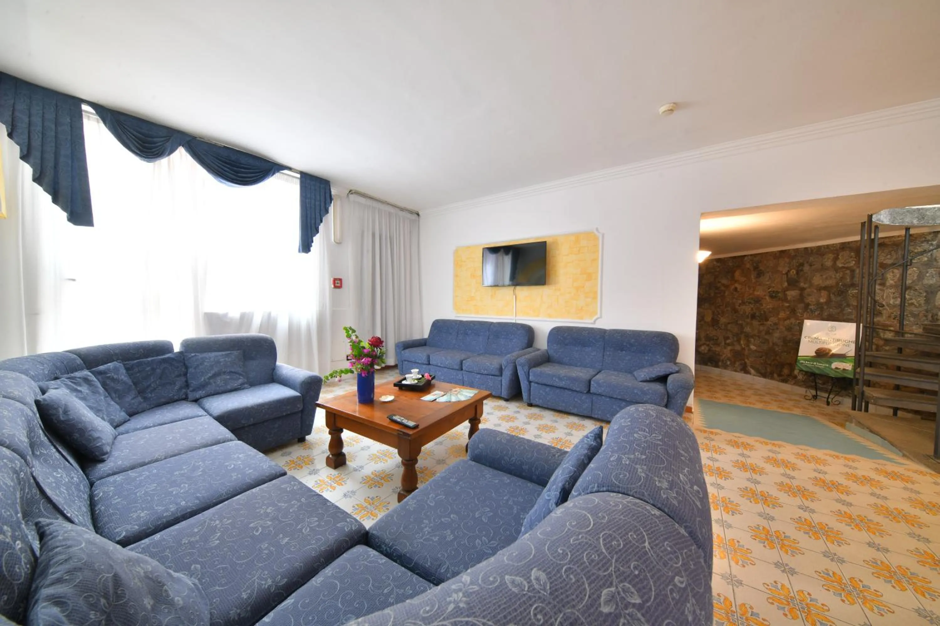 Lounge or bar, Seating Area in Fortuna Beach - Seaside Hotel