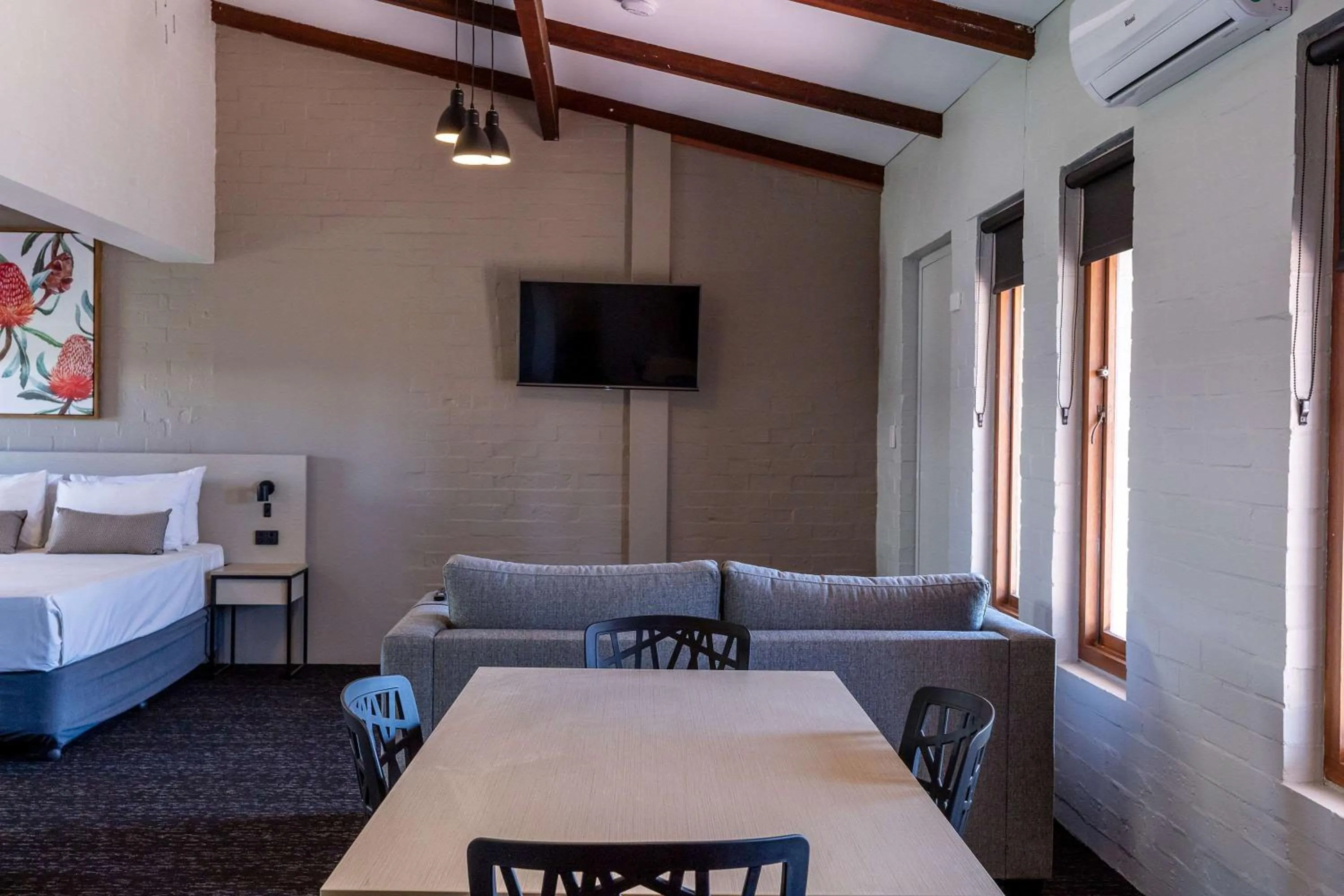 Bedroom, Bed in Nightcap at Wintersun Hotel