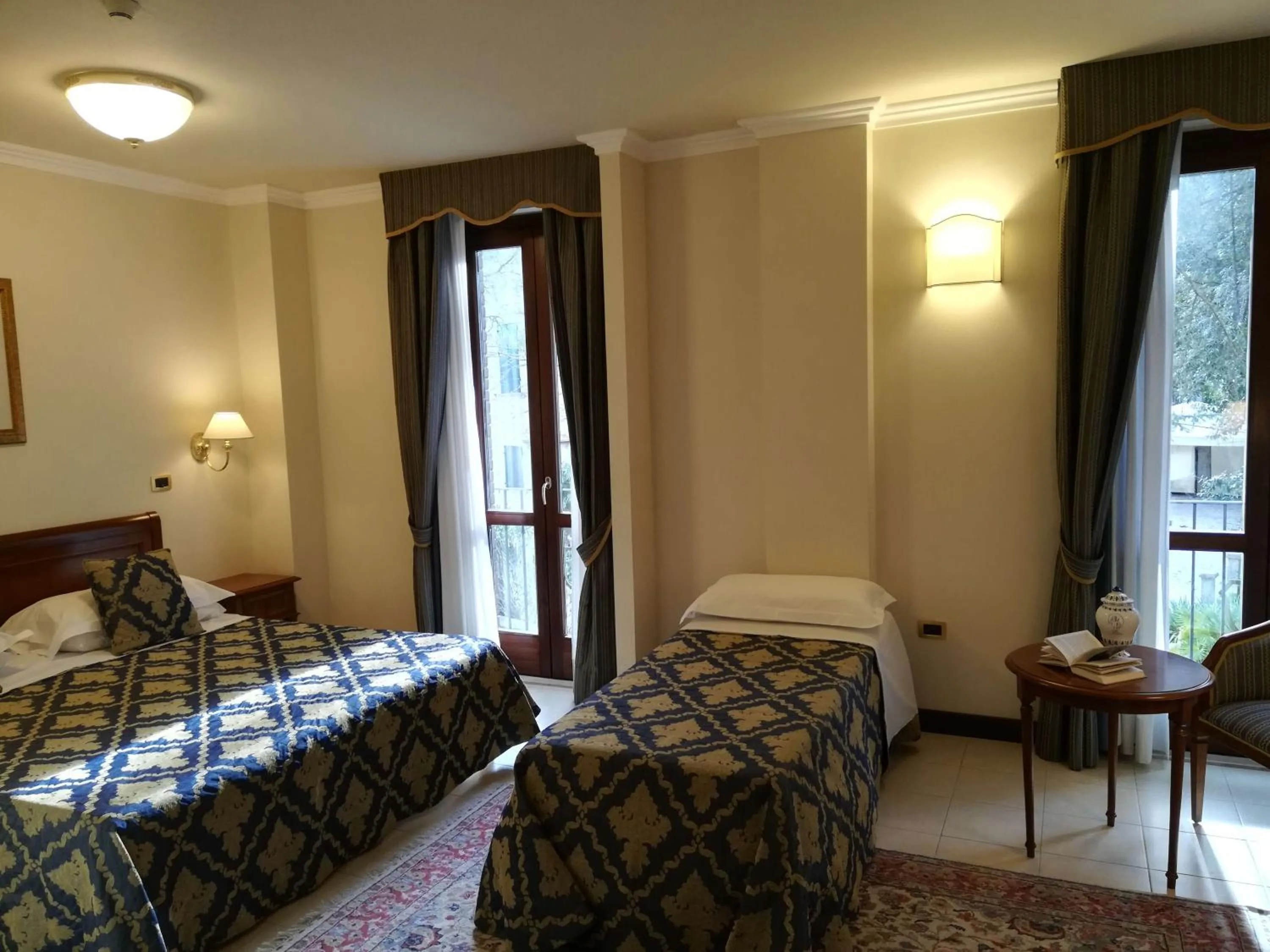 Photo of the whole room, Bed in Villa Cattani Stuart XVII secolo