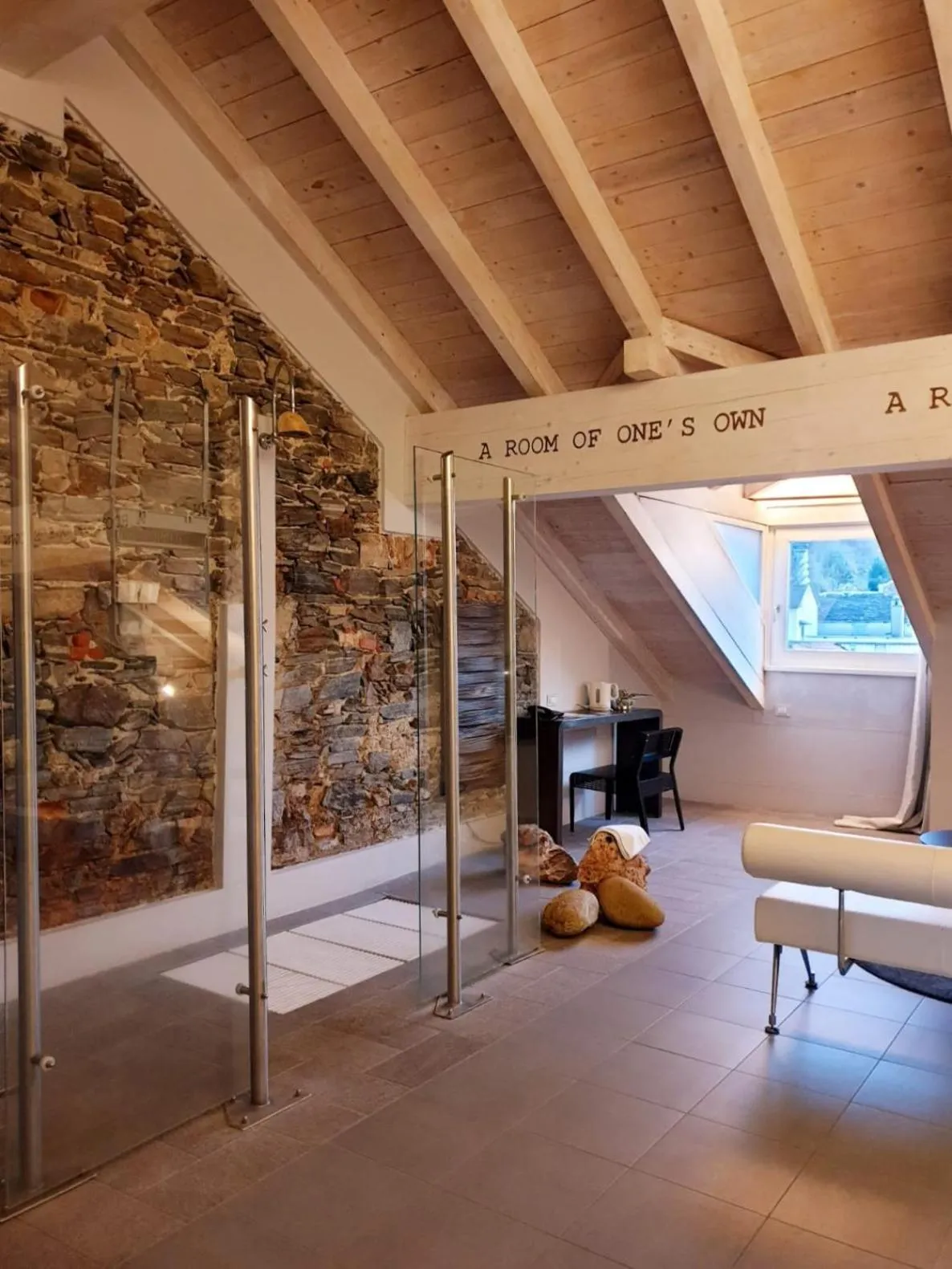 Shower, Bed in Hotel Aracoeli