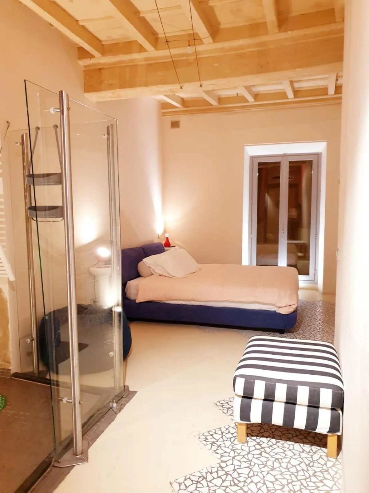 Shower, Bed in Hotel Aracoeli