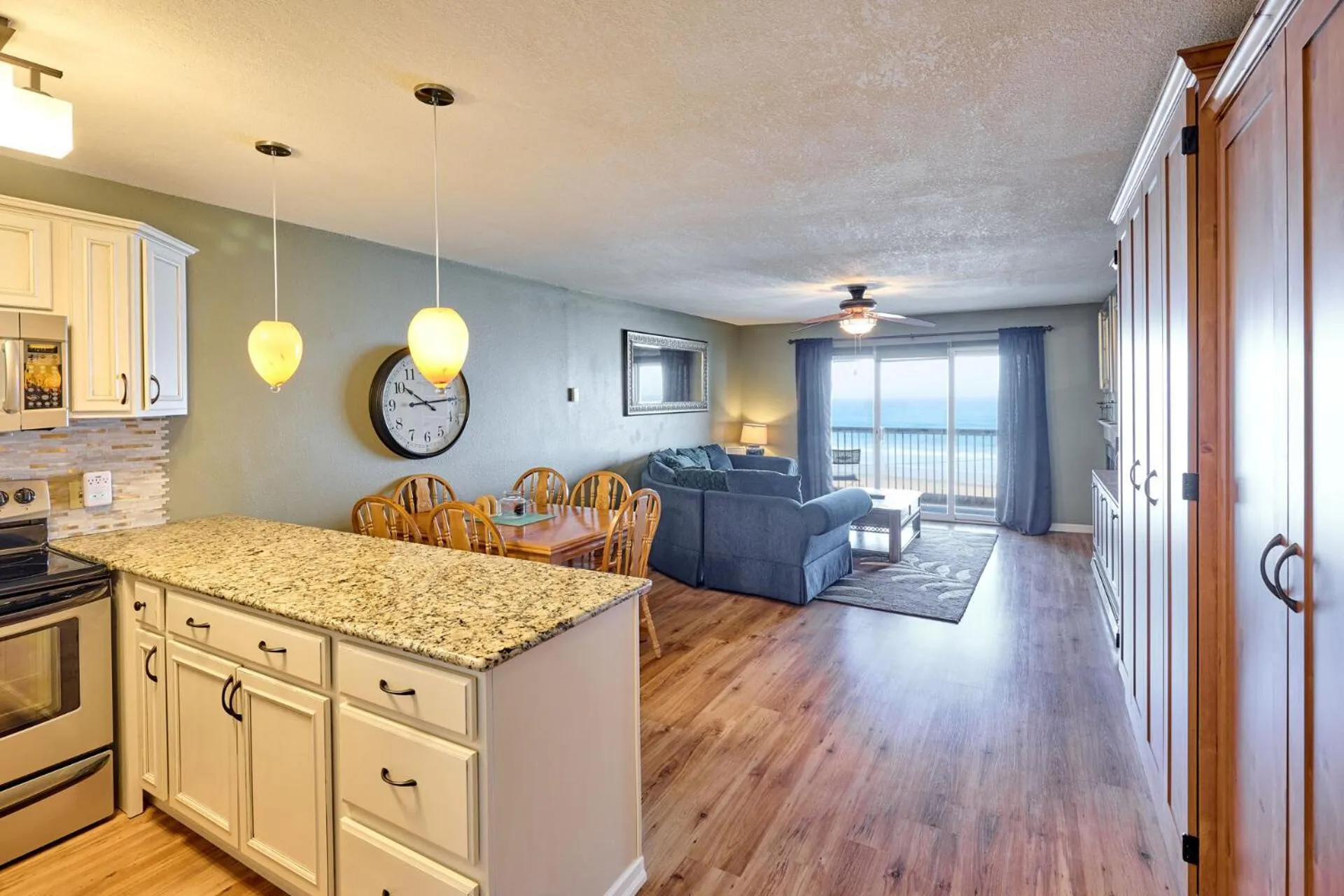 Kitchen or kitchenette in Surftides Plaza Rentals