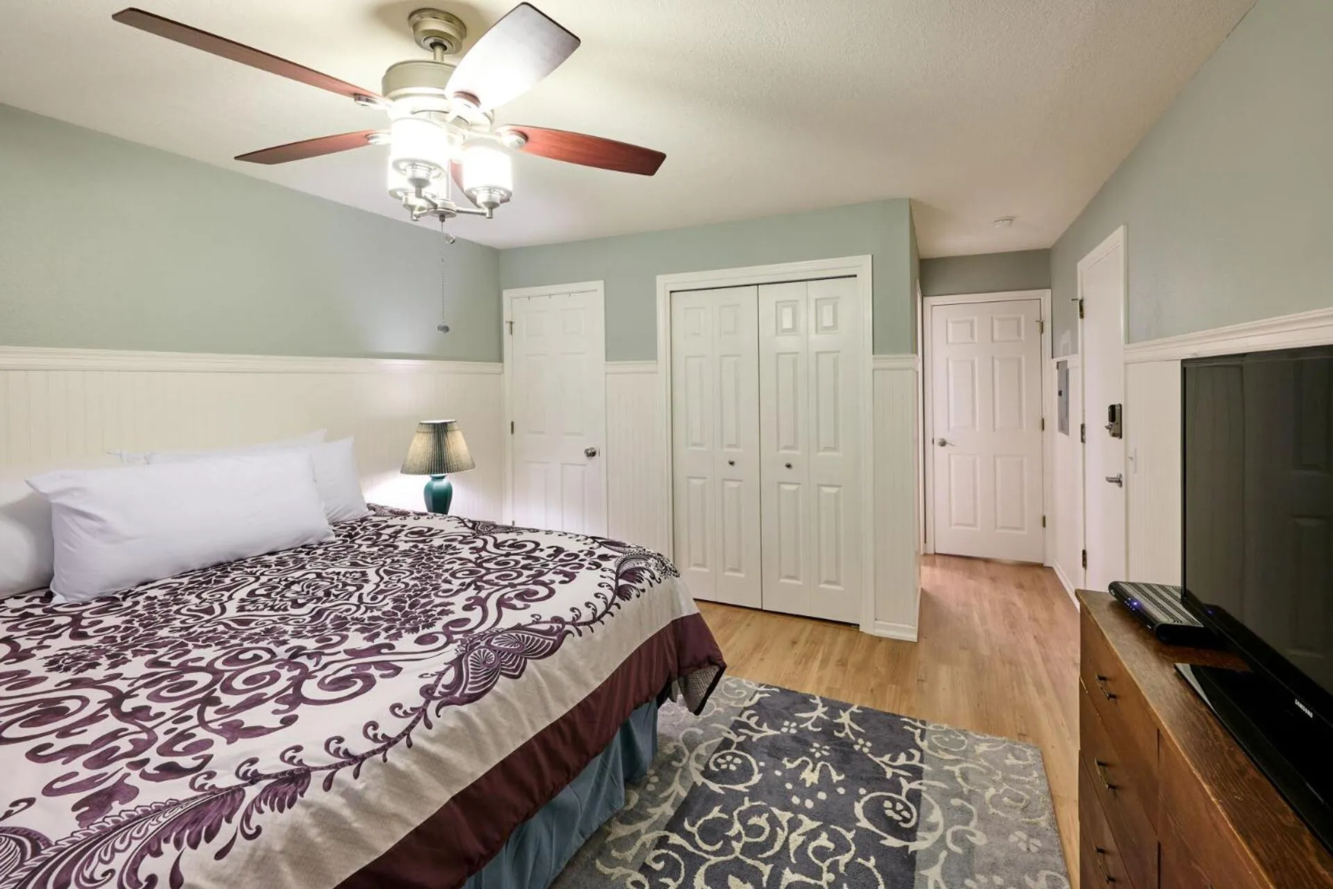 Bed in Surftides Plaza Rentals