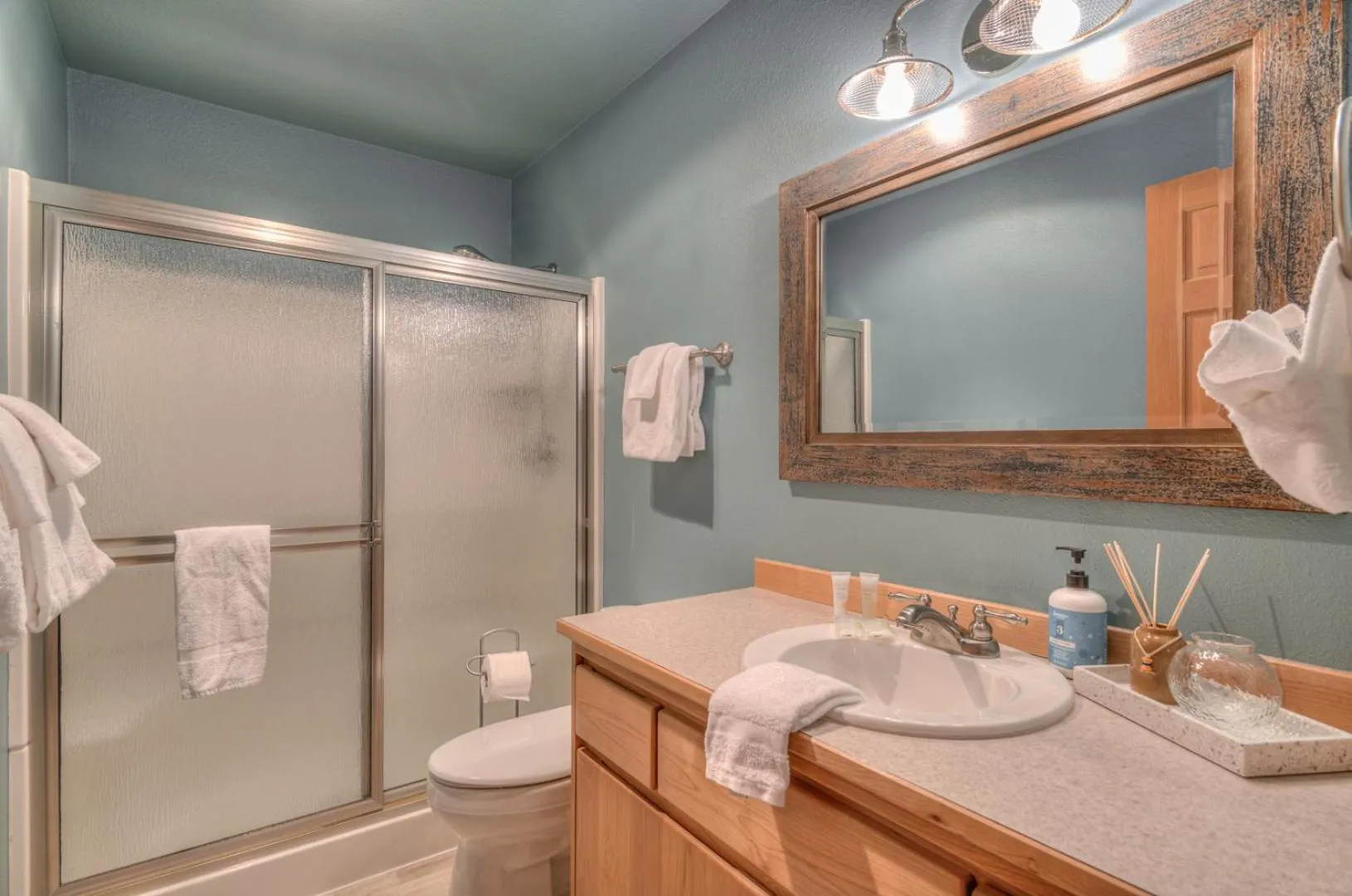 Shower in Surftides Plaza Rentals