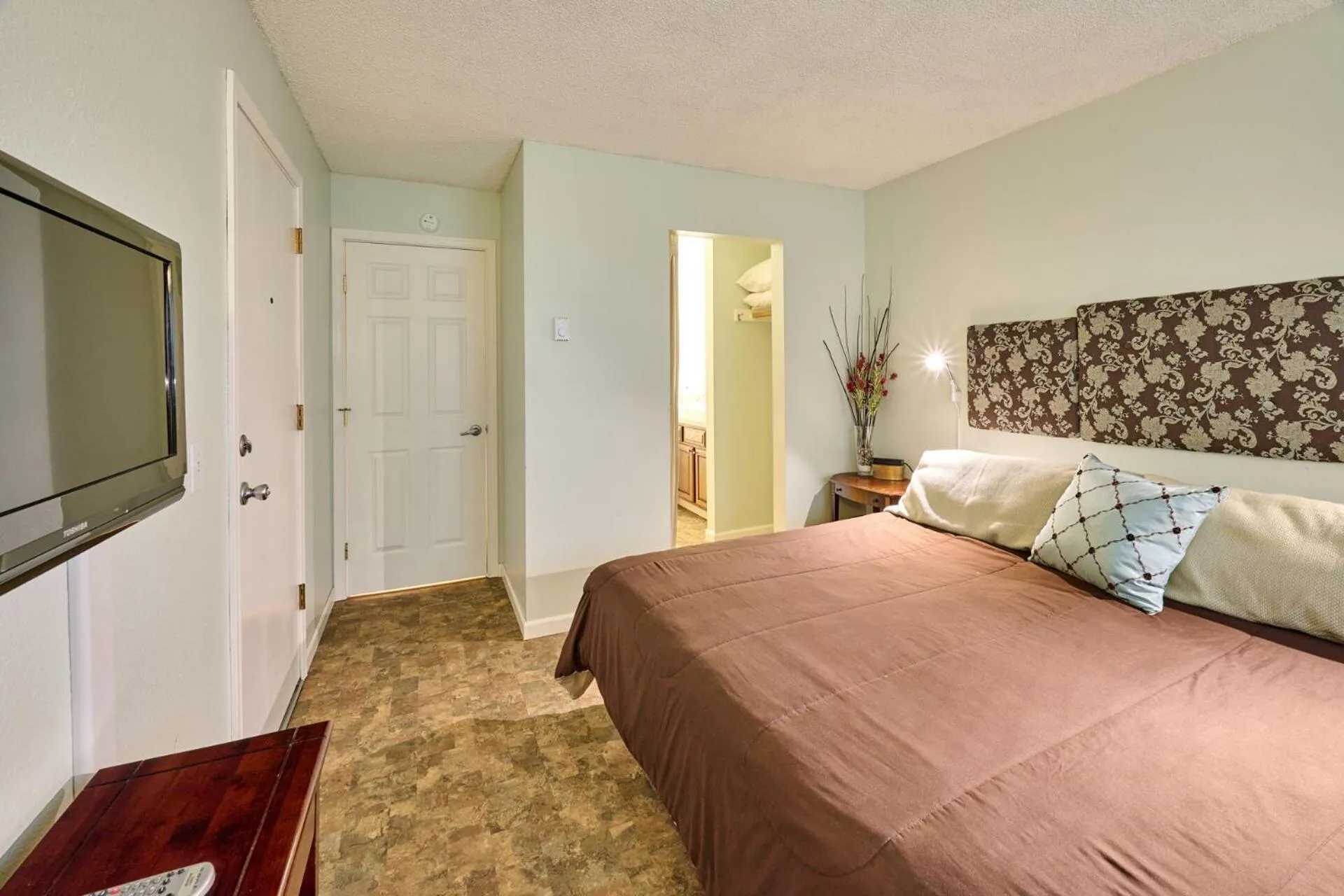 Bed in Surftides Plaza Rentals