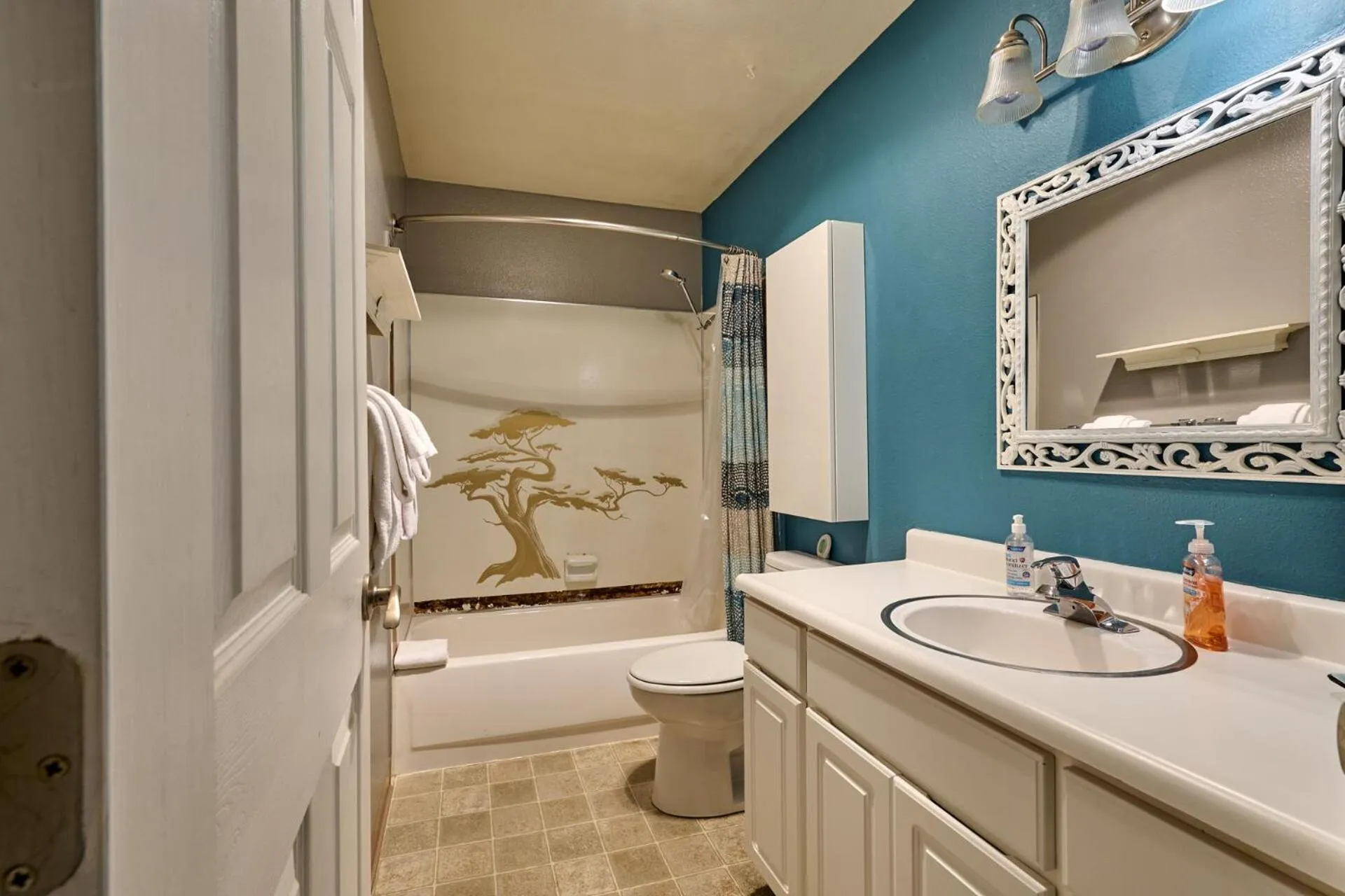 Shower in Surftides Plaza Rentals