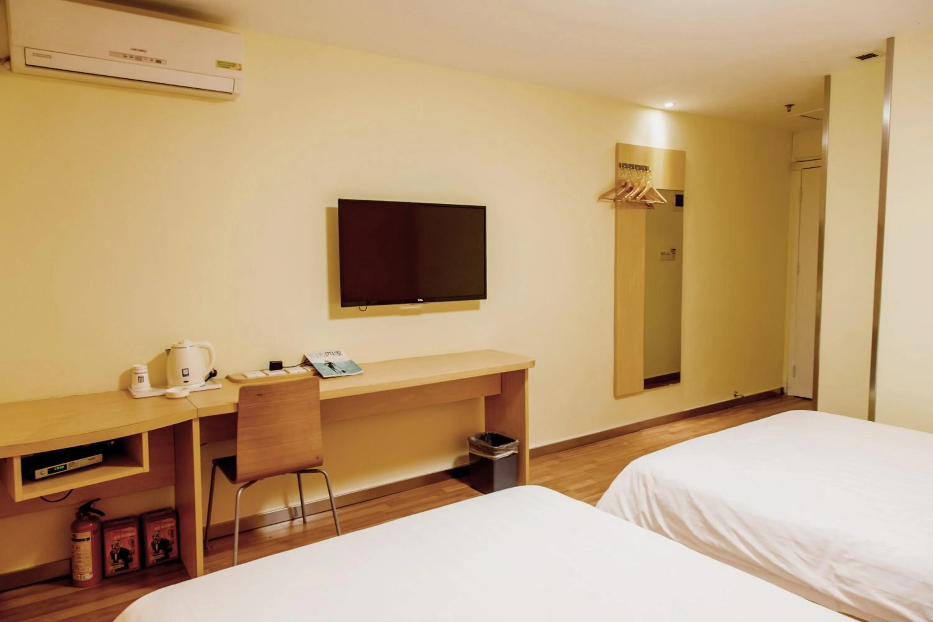 Decorative detail, TV/Entertainment Center in 7Days Inn Guangzhou Kecun Metro 2nd Branch