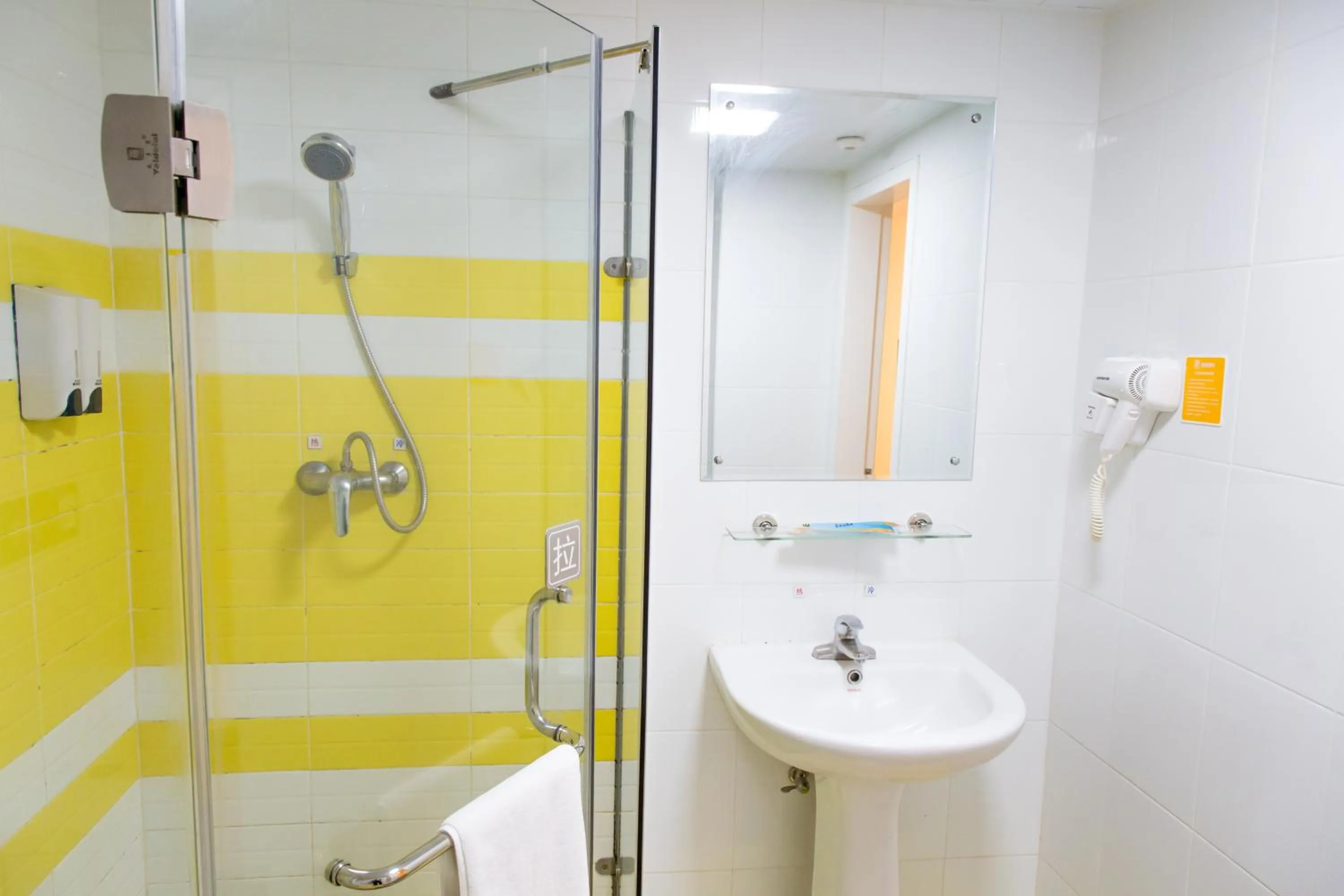 Bathroom in 7Days Inn Guangzhou Kecun Metro 2nd Branch