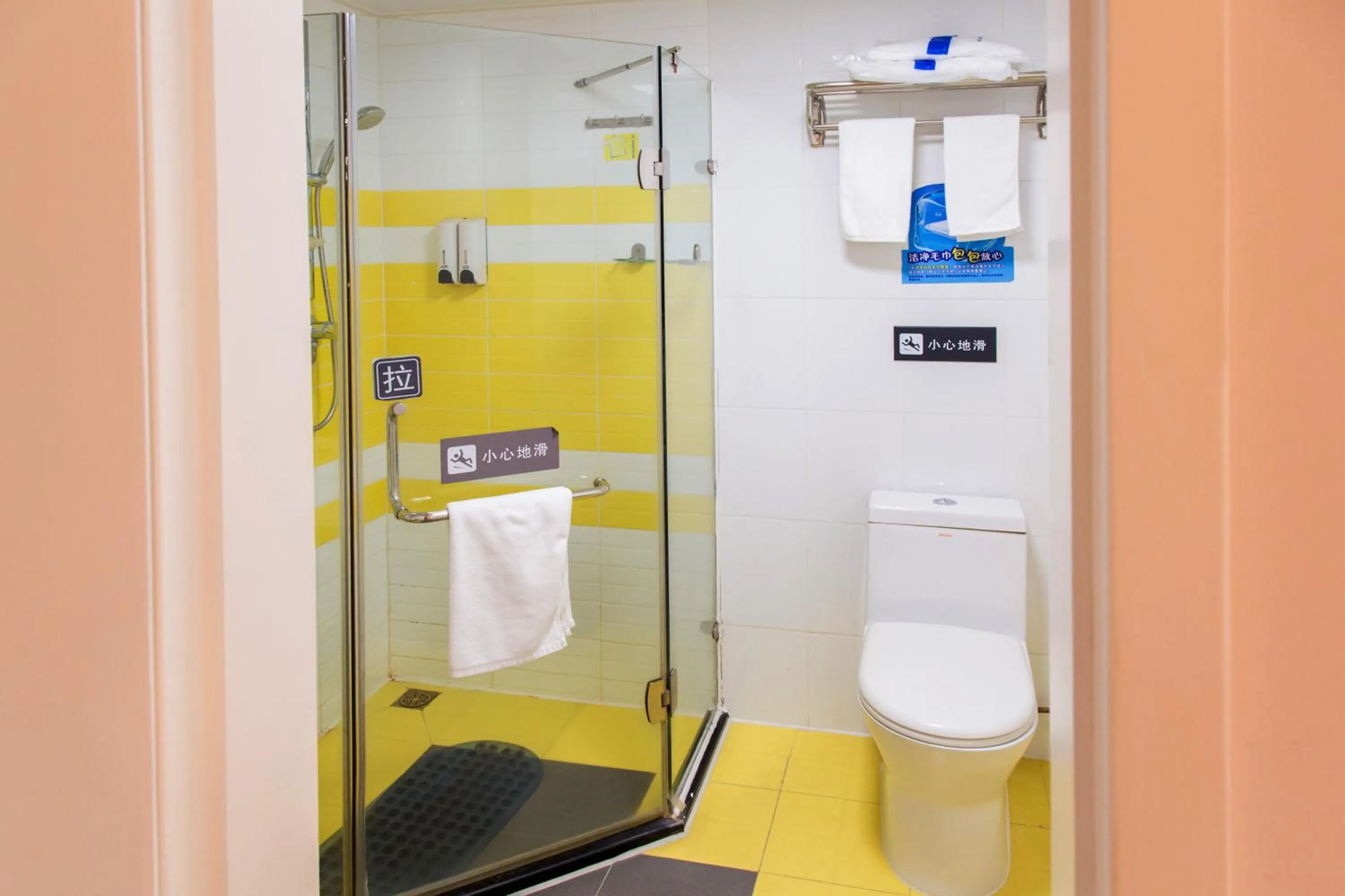 Bathroom in 7Days Inn Guangzhou Kecun Metro 2nd Branch