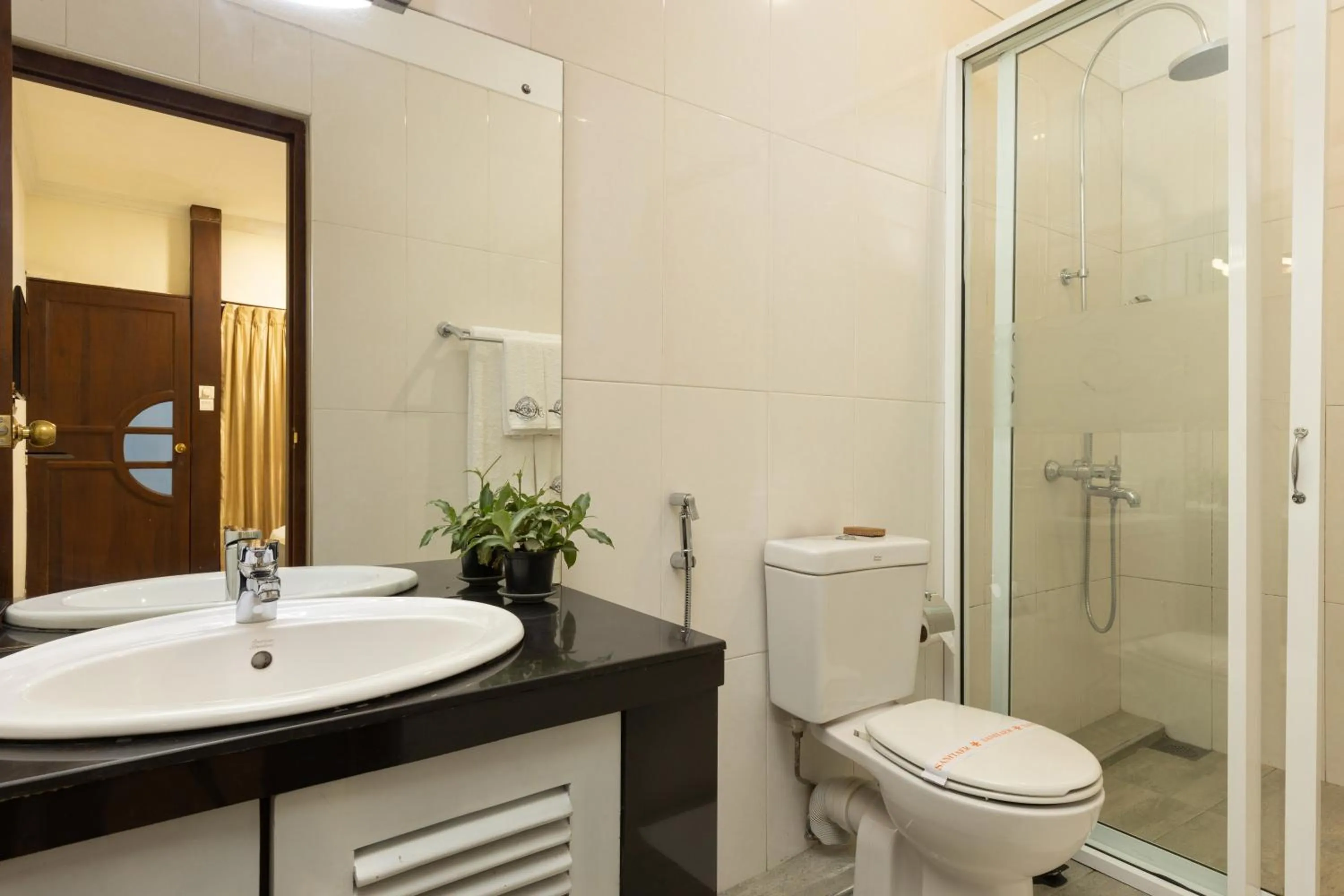 Bathroom in Cafe Aroma Inn