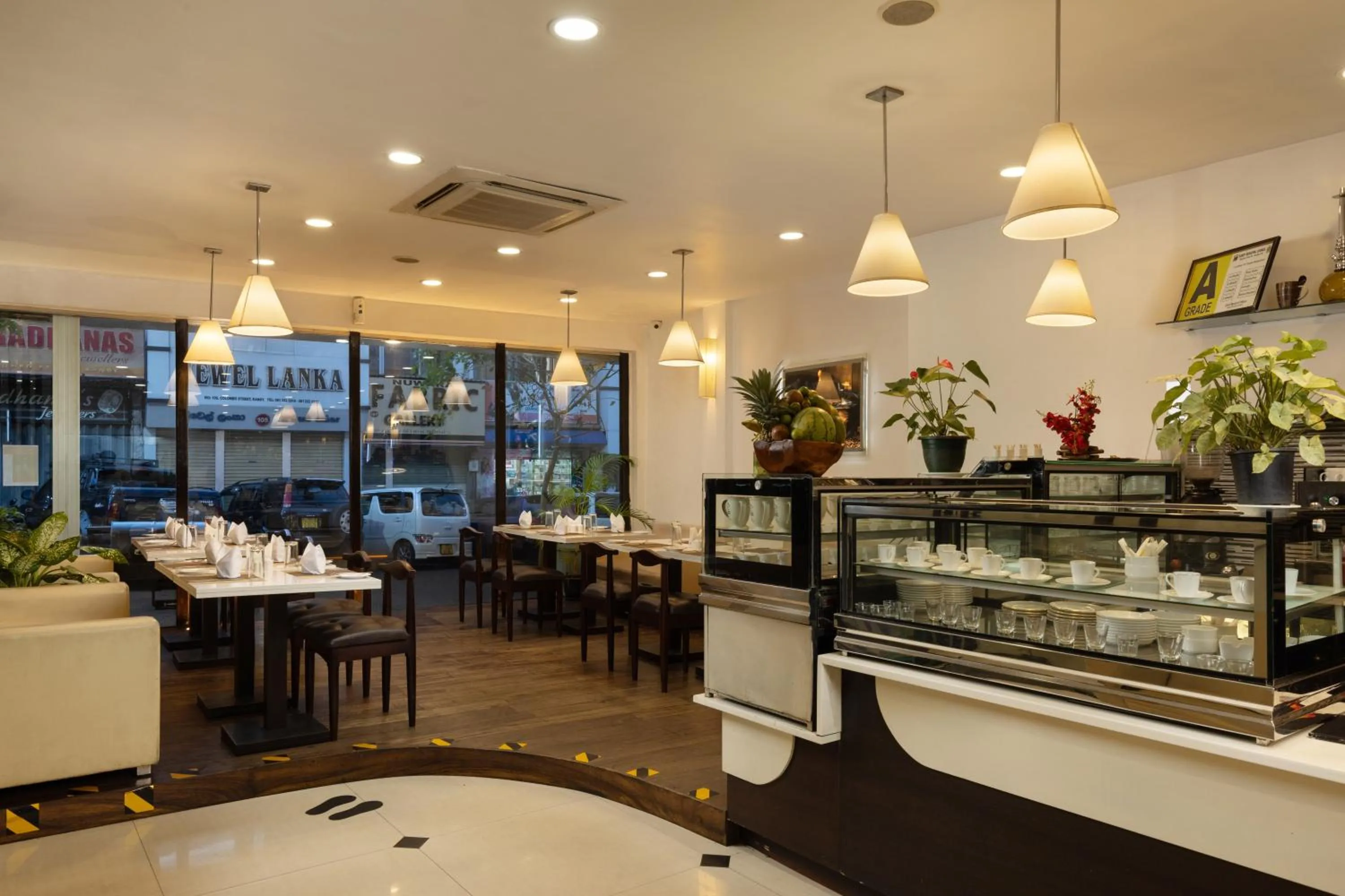 Restaurant/places to eat in Cafe Aroma Inn