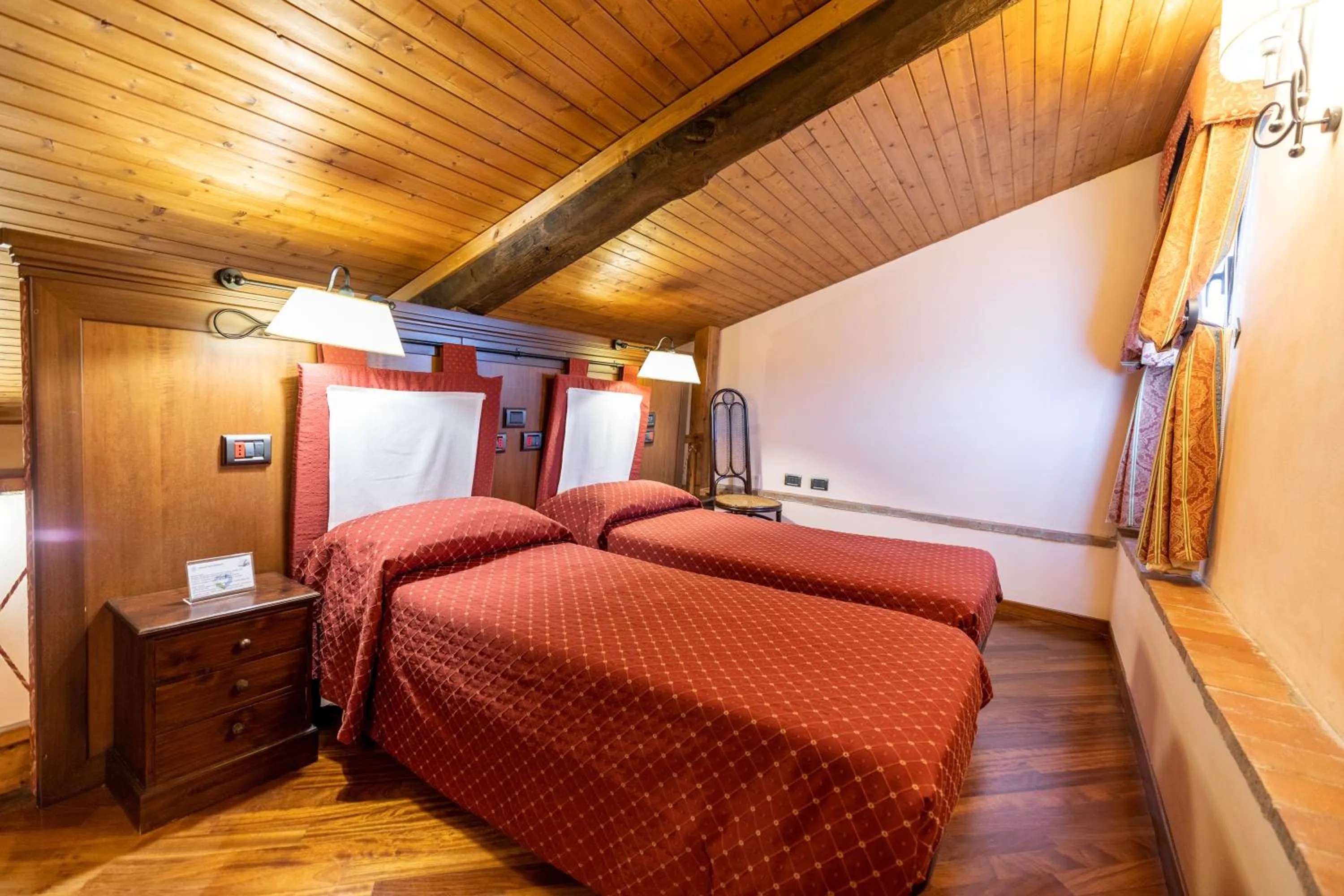 Bed in Relais Abbazia Santa Anastasia Resort & Winery