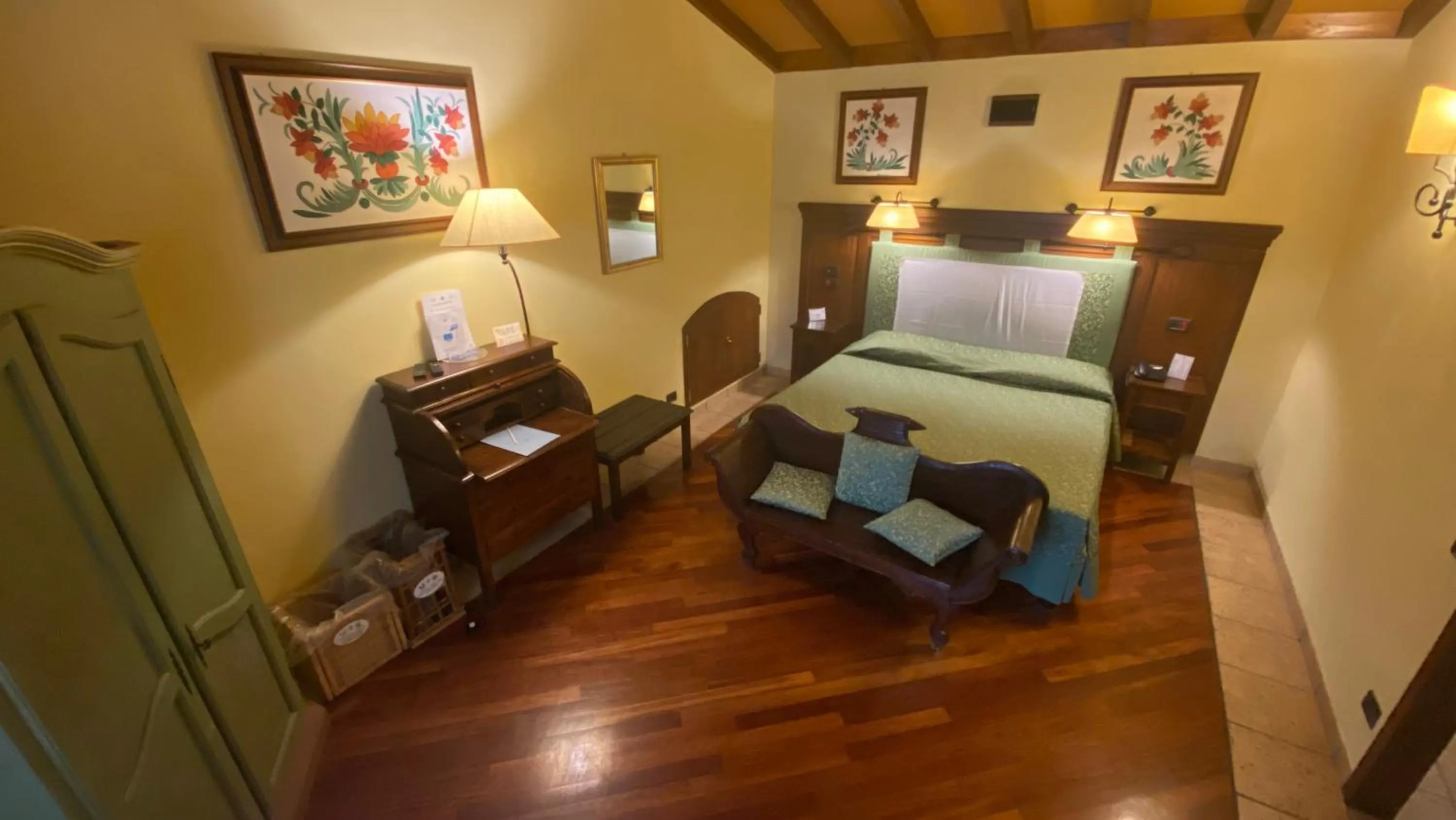 Photo of the whole room in Relais Abbazia Santa Anastasia Resort & Winery