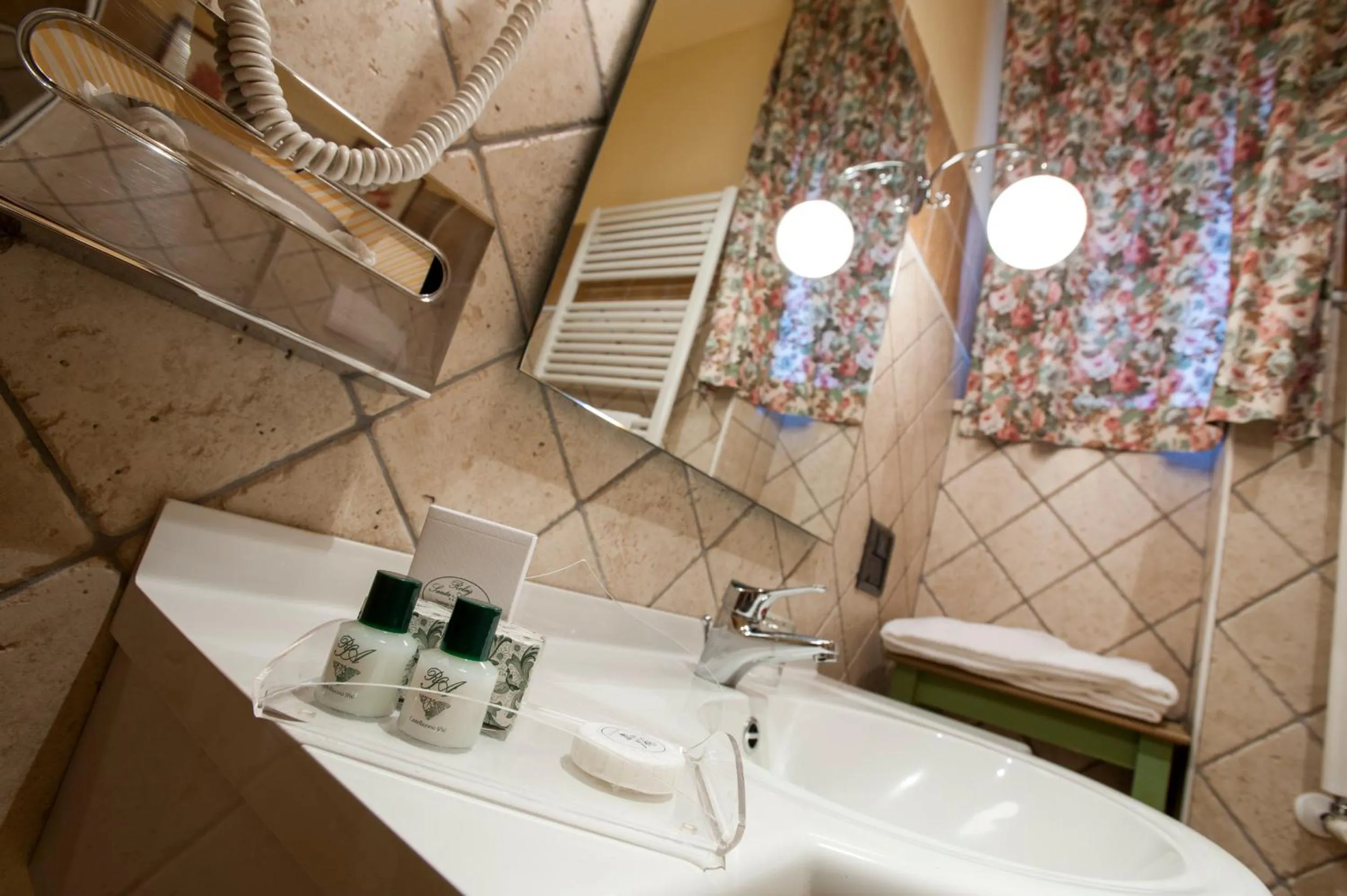 Bathroom in Relais Abbazia Santa Anastasia Resort & Winery