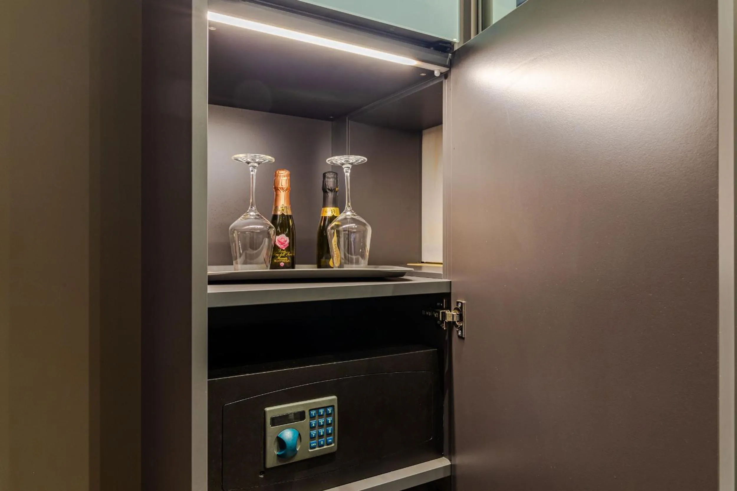 Drinks in Motel Rona