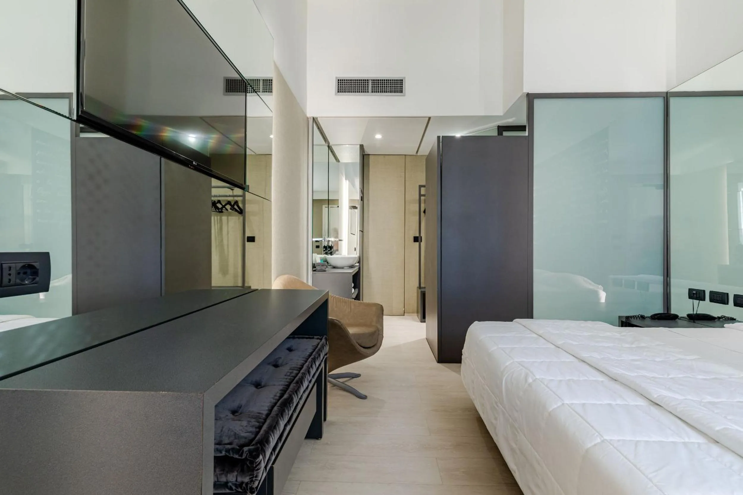 Photo of the whole room, Bed in Motel Rona