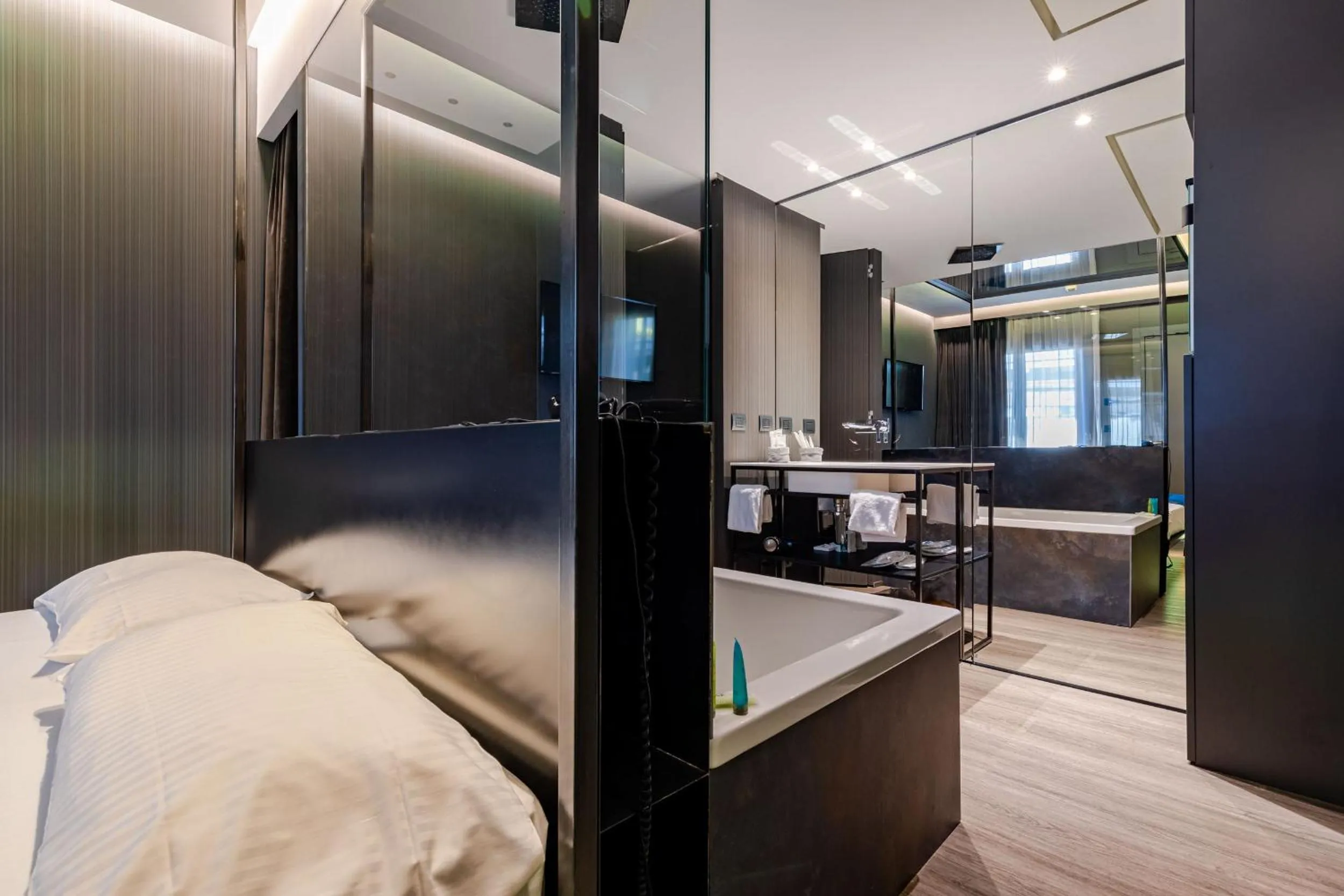 Bathroom, Bed in Motel Rona