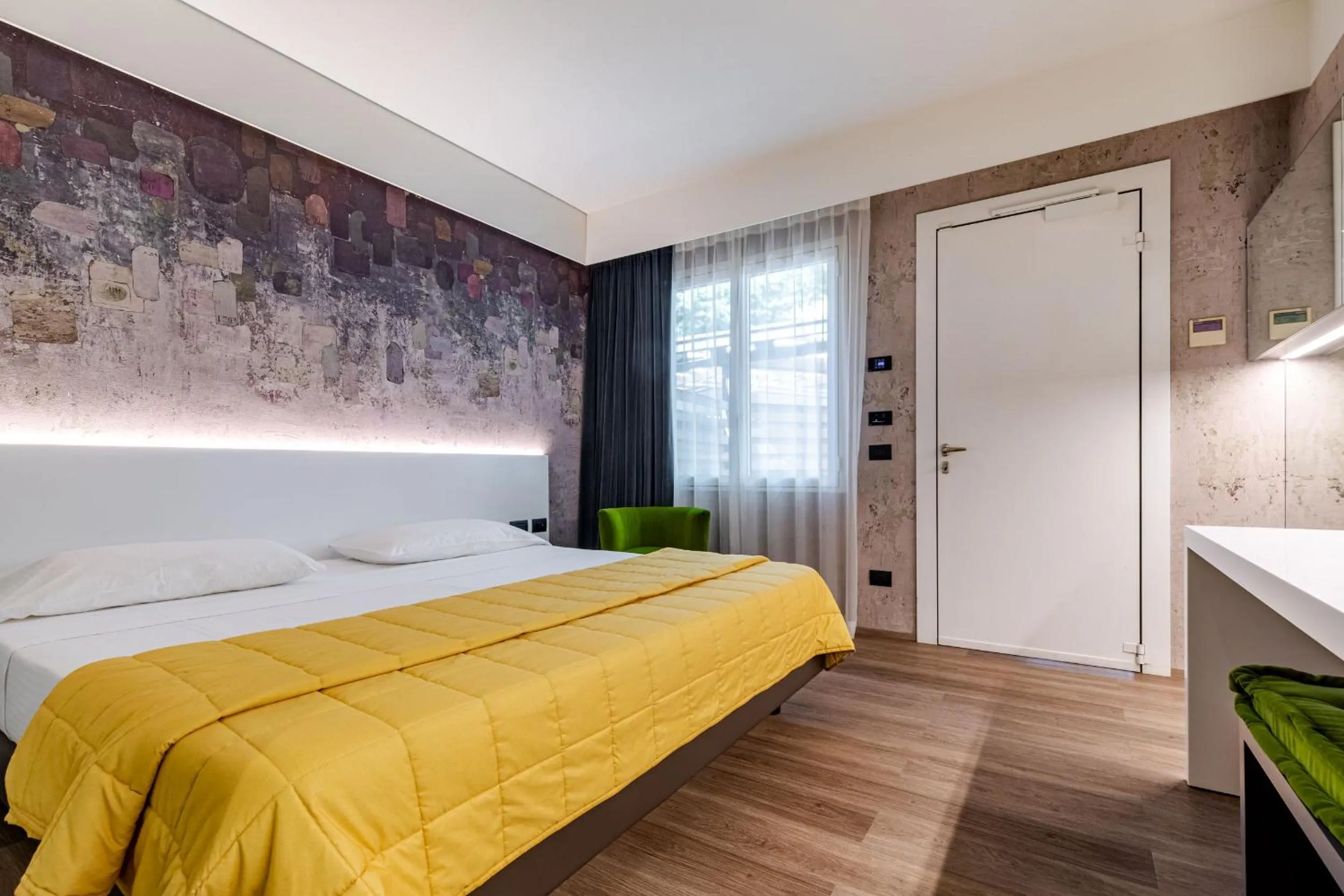 Photo of the whole room, Bed in Motel Rona