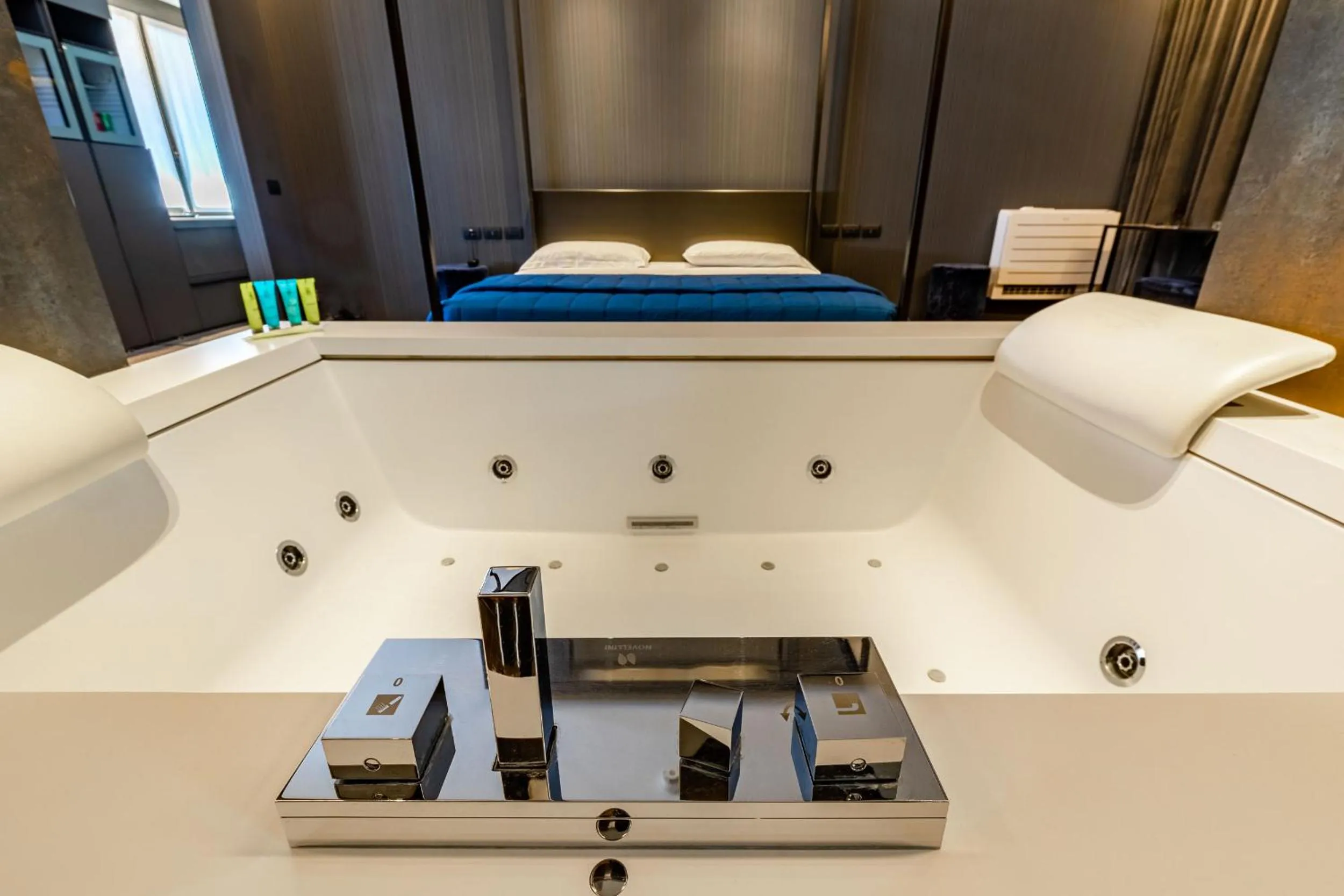 Hot Tub, Bed in Motel Rona