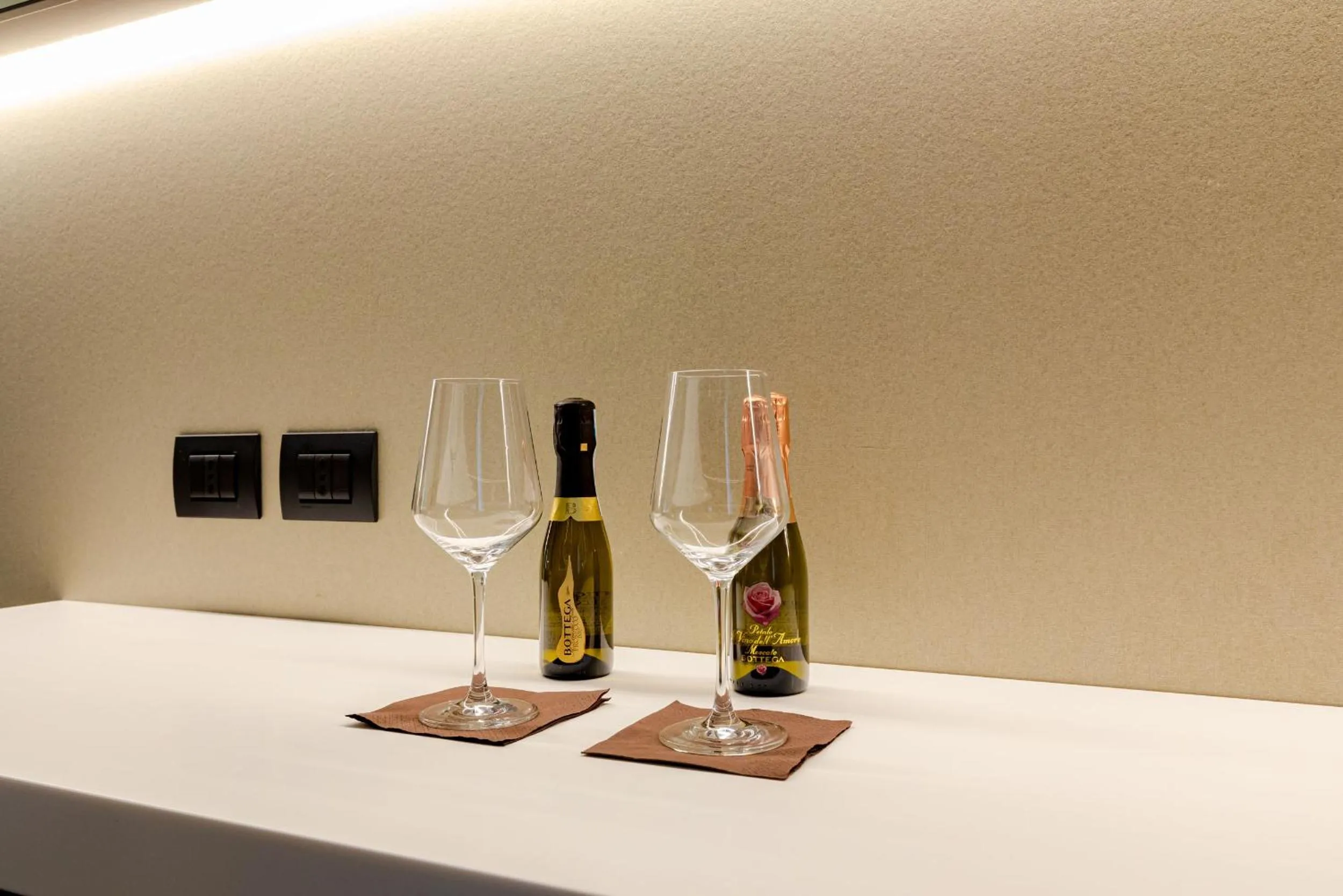 Drinks in Motel Rona