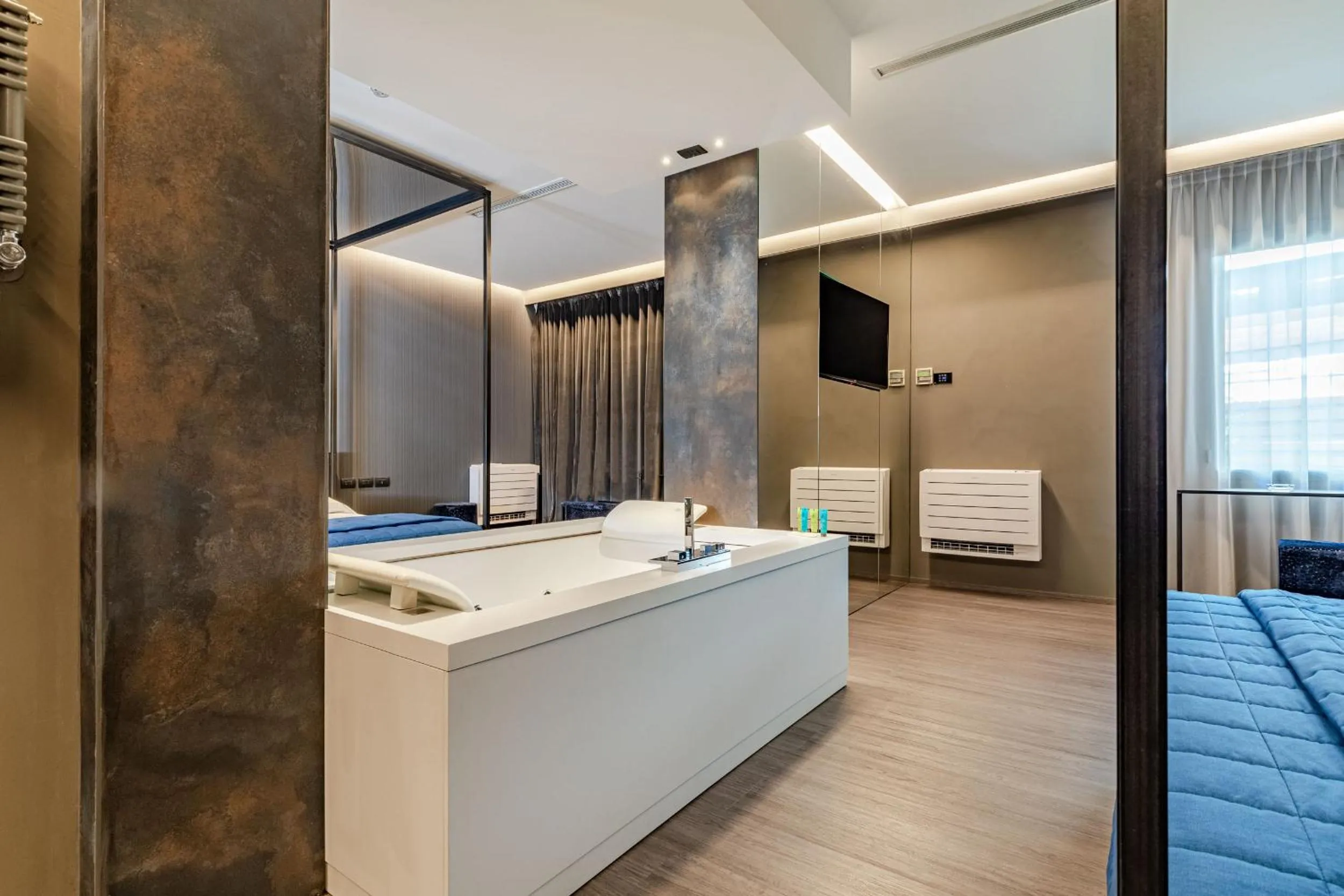 Hot Tub in Motel Rona