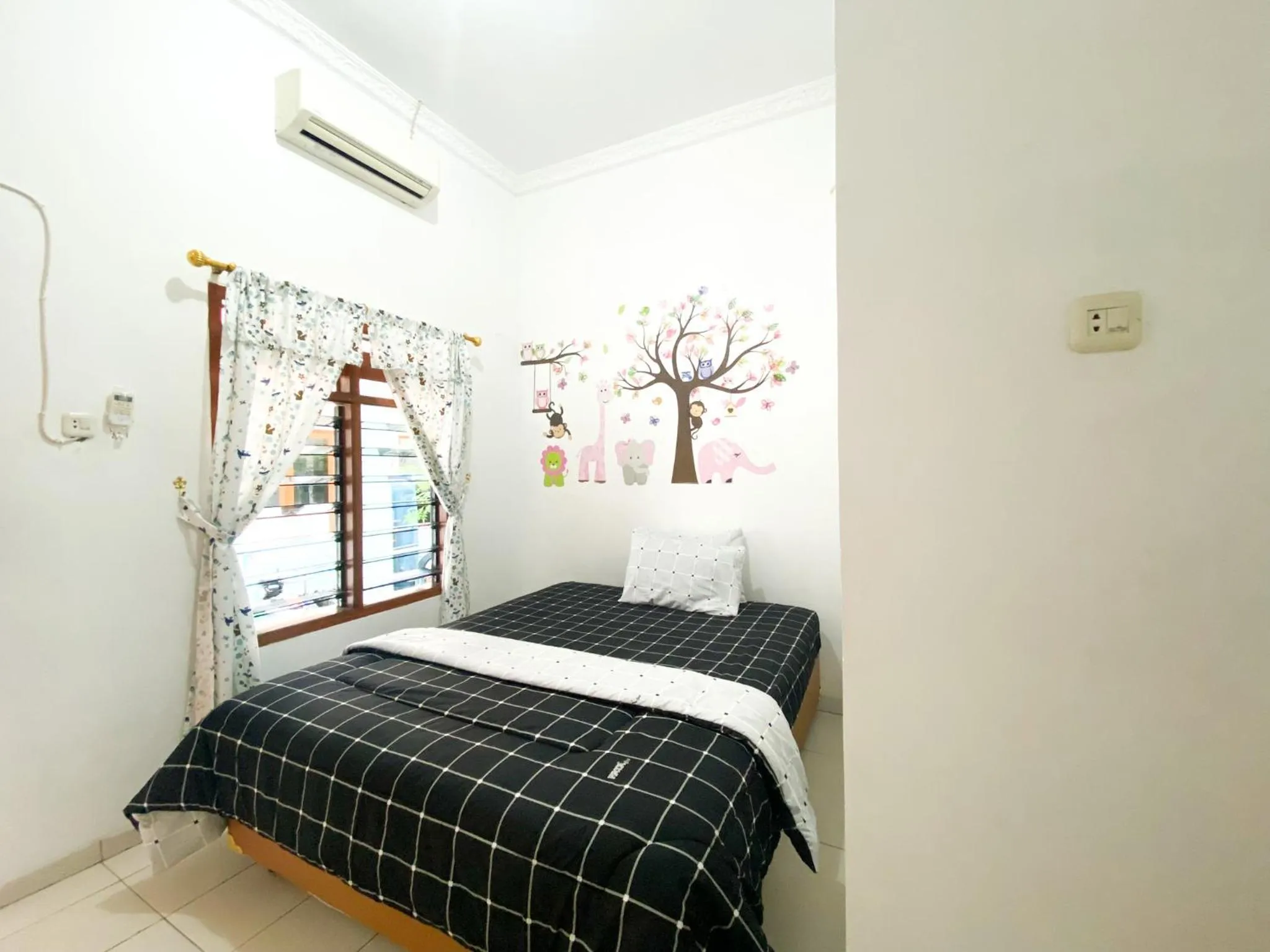 Bed in Homey Guesthouse Kertajaya (Syariah)