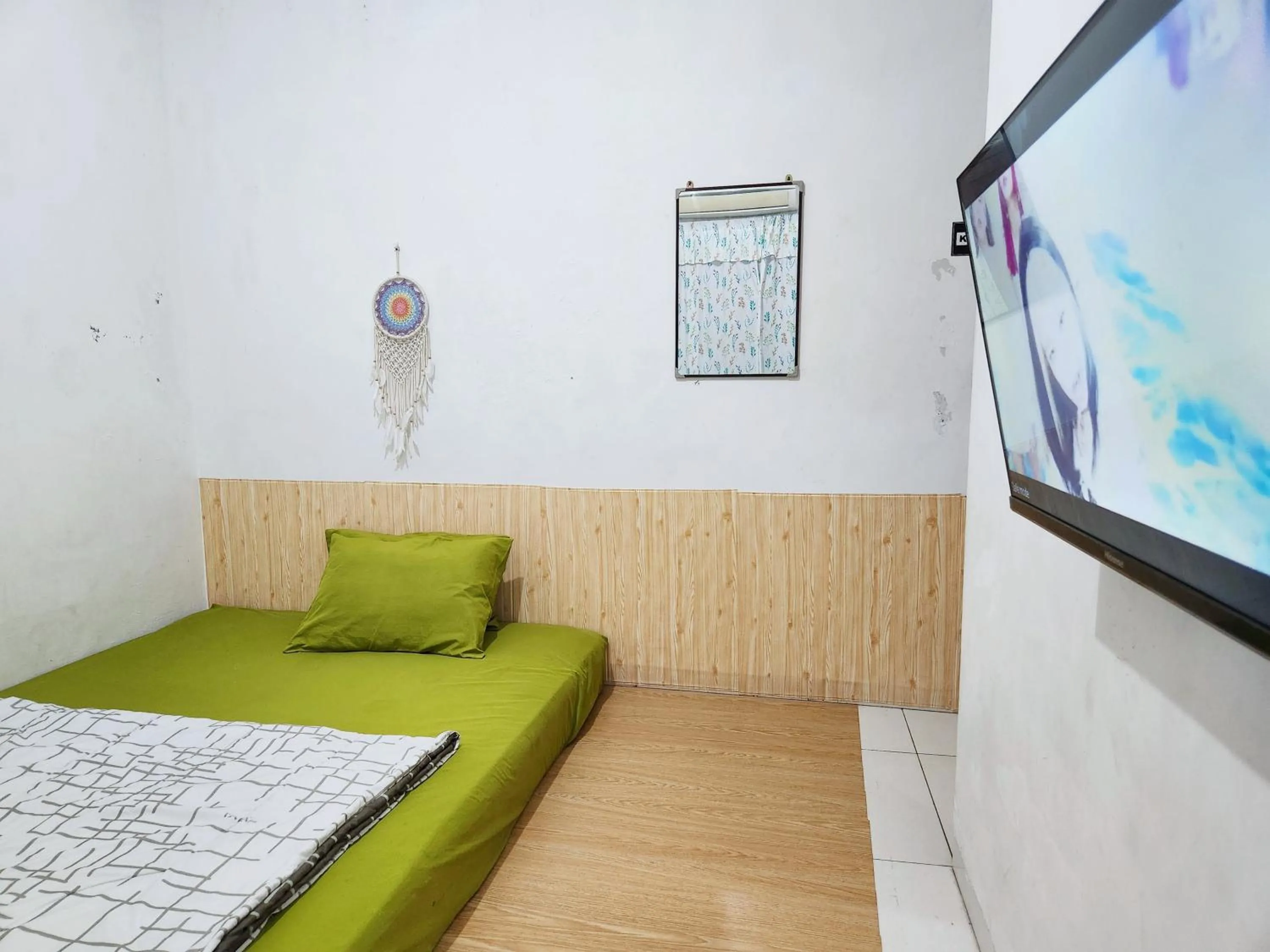 Bed in Homey Guesthouse Kertajaya (Syariah)