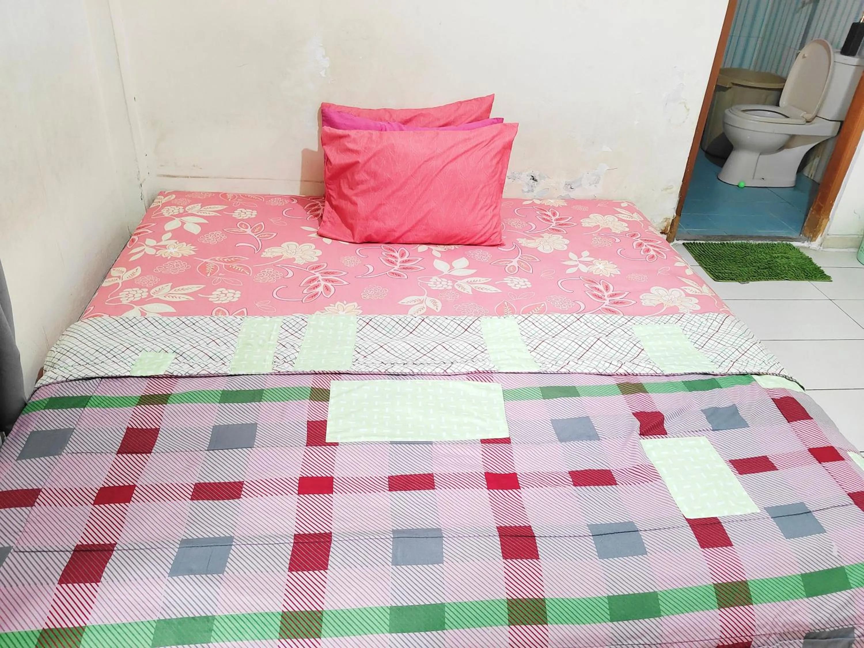 Bed in Homey Guesthouse Kertajaya (Syariah)