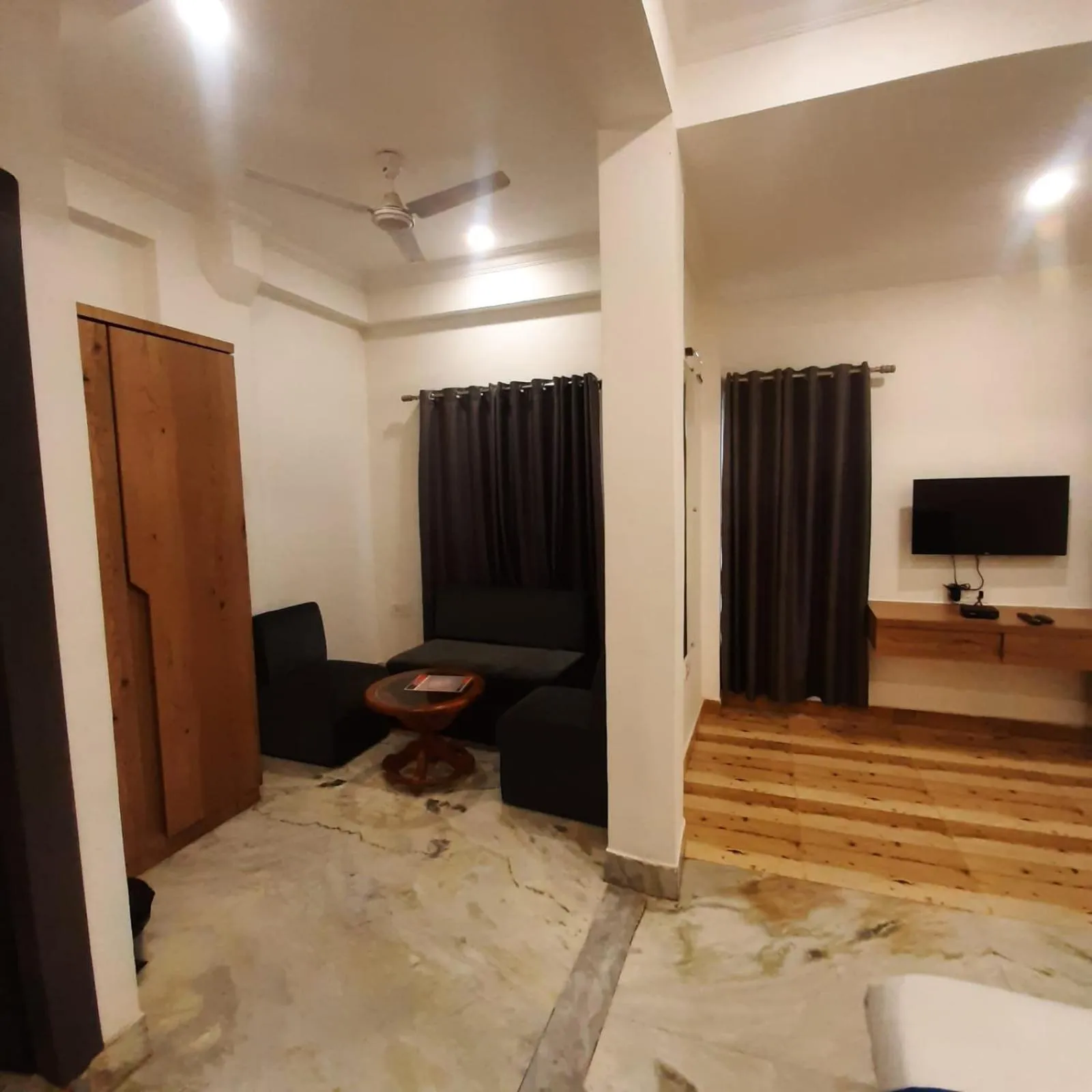 TV and multimedia, Bed in Hotel Nisha Nest, Bhopal