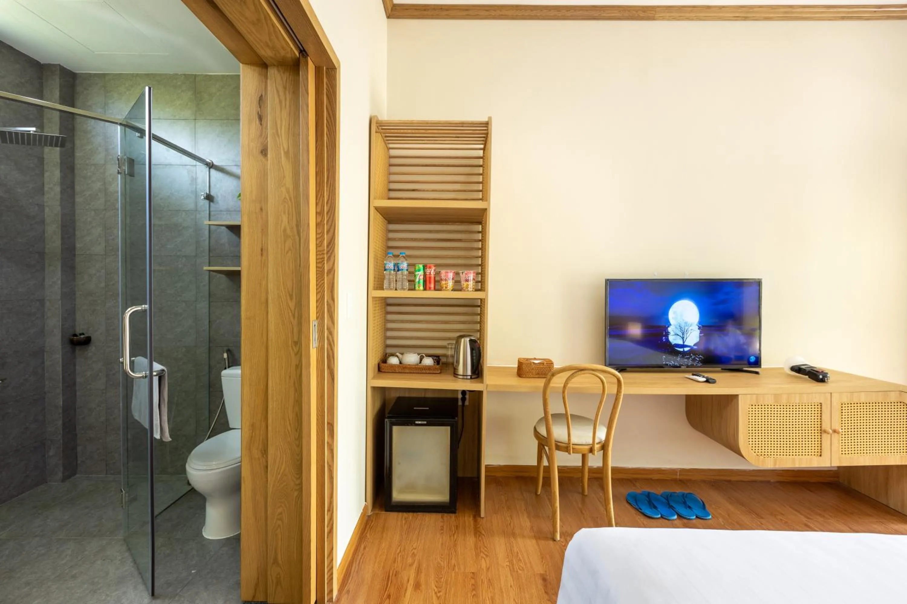 Shower, Bed in Coco Garden Resort