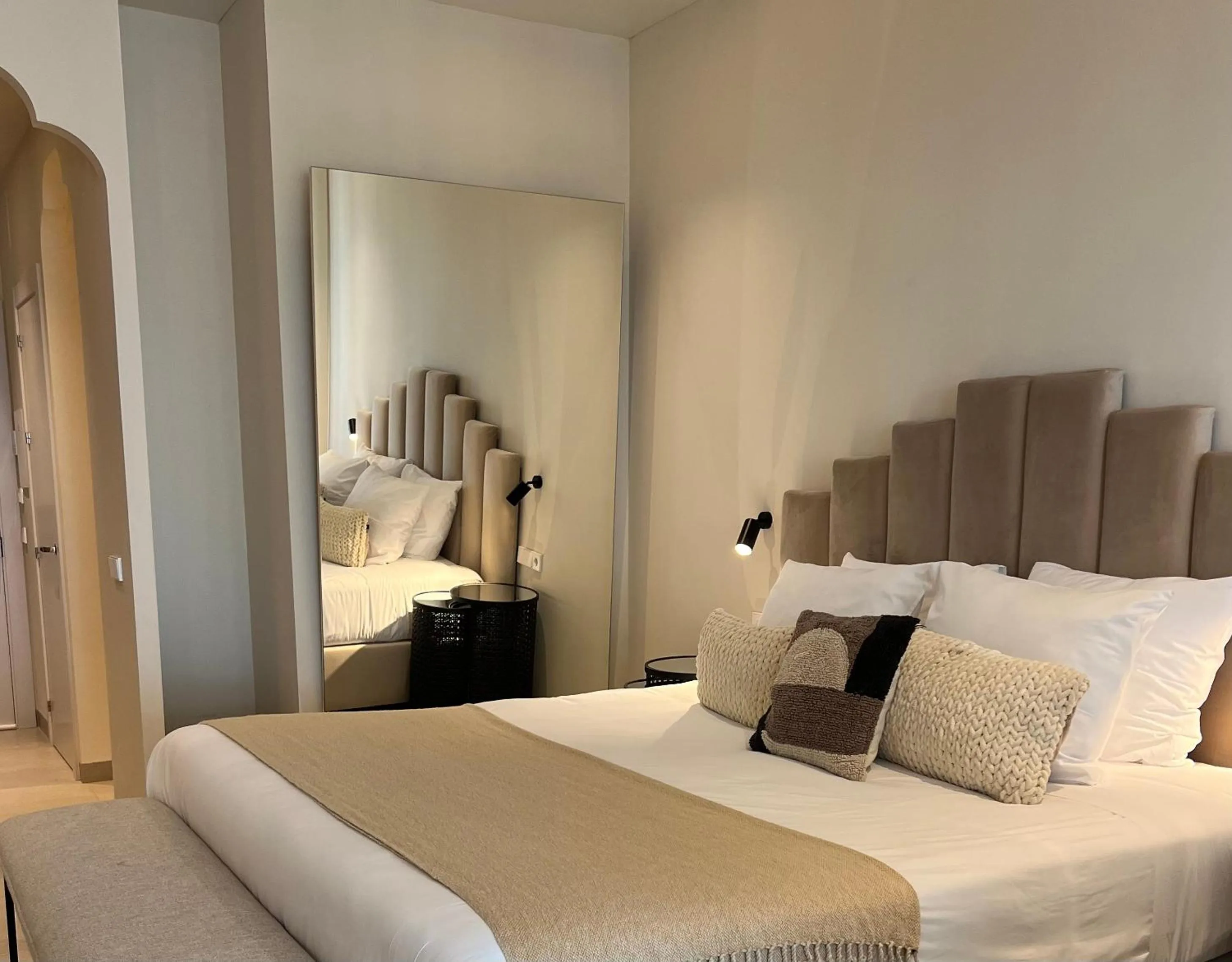 Bedroom, Bed in Comfy Studios Hotel